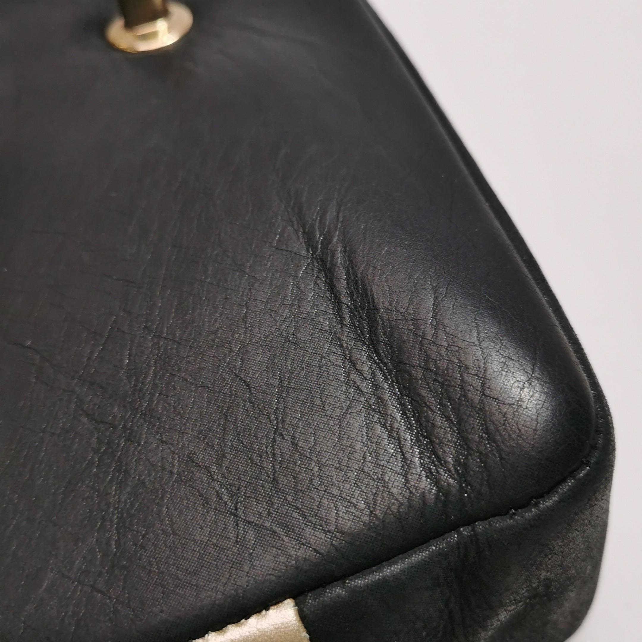 Chanel Classic Leather Cuir de veau noir et doré avec quincaillerie en or en vente 13