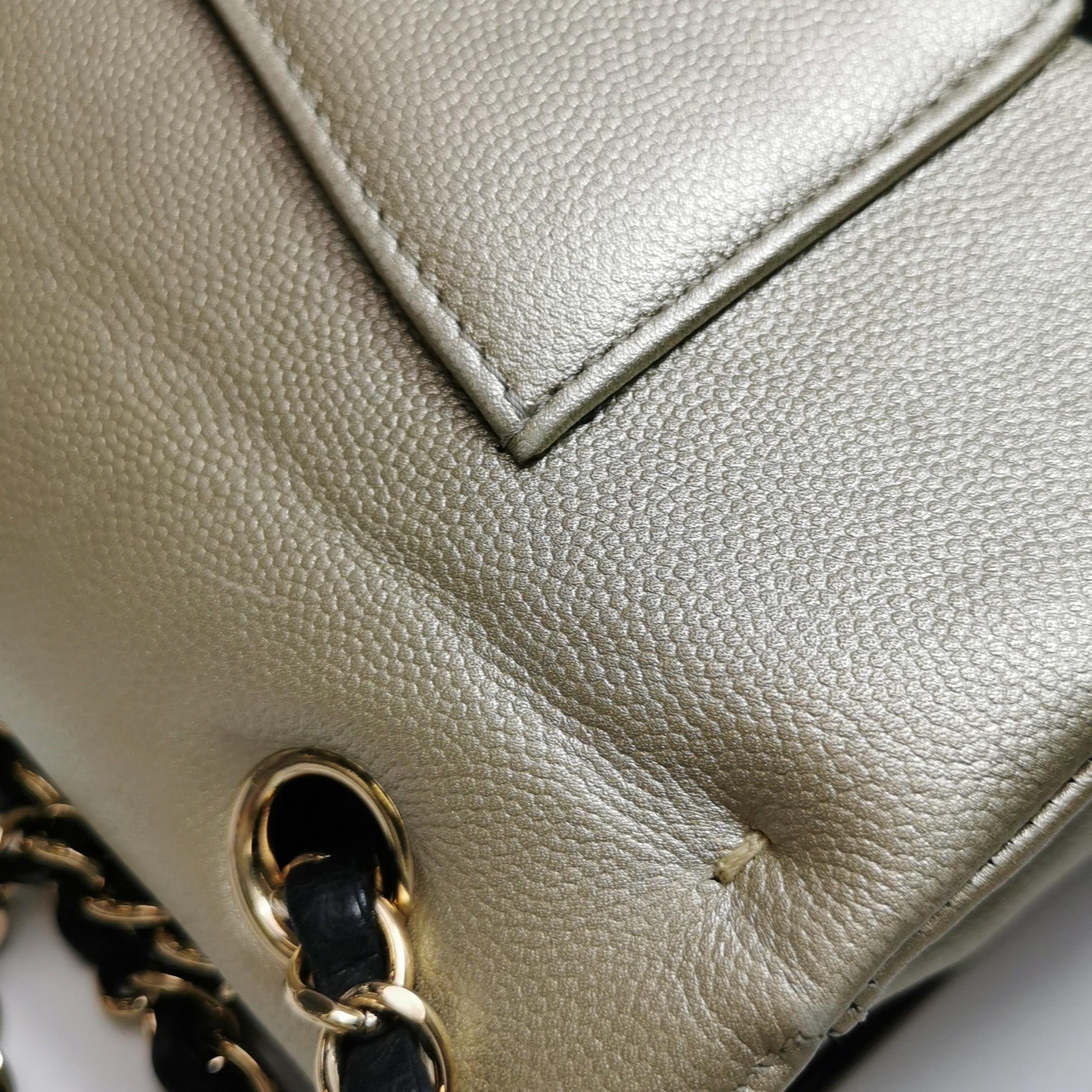 Chanel Classic Leather Cuir de veau noir et doré avec quincaillerie en or en vente 14