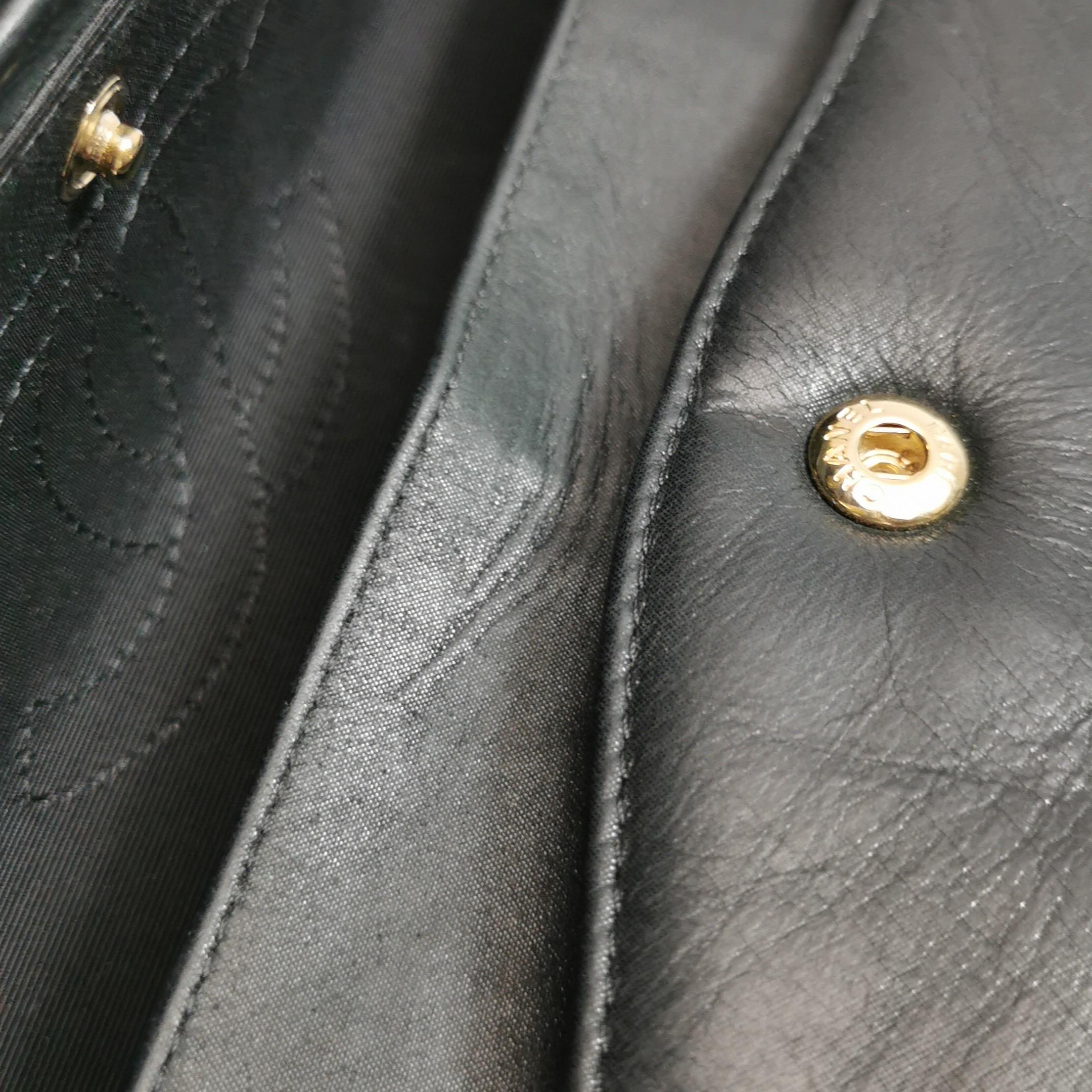 Chanel Classic Leather Cuir de veau noir et doré avec quincaillerie en or en vente 15