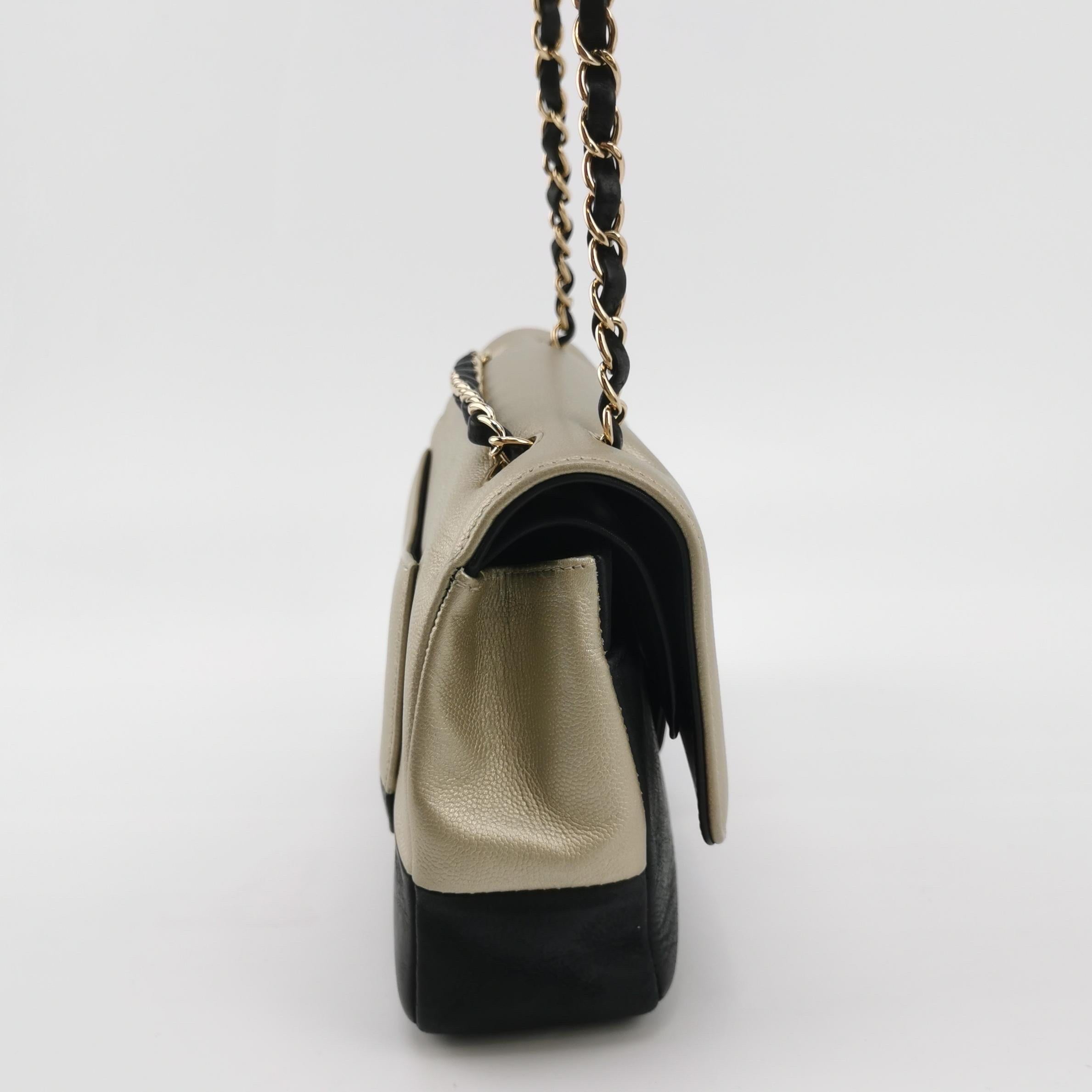 Marron Chanel Classic Leather Cuir de veau noir et doré avec quincaillerie en or en vente