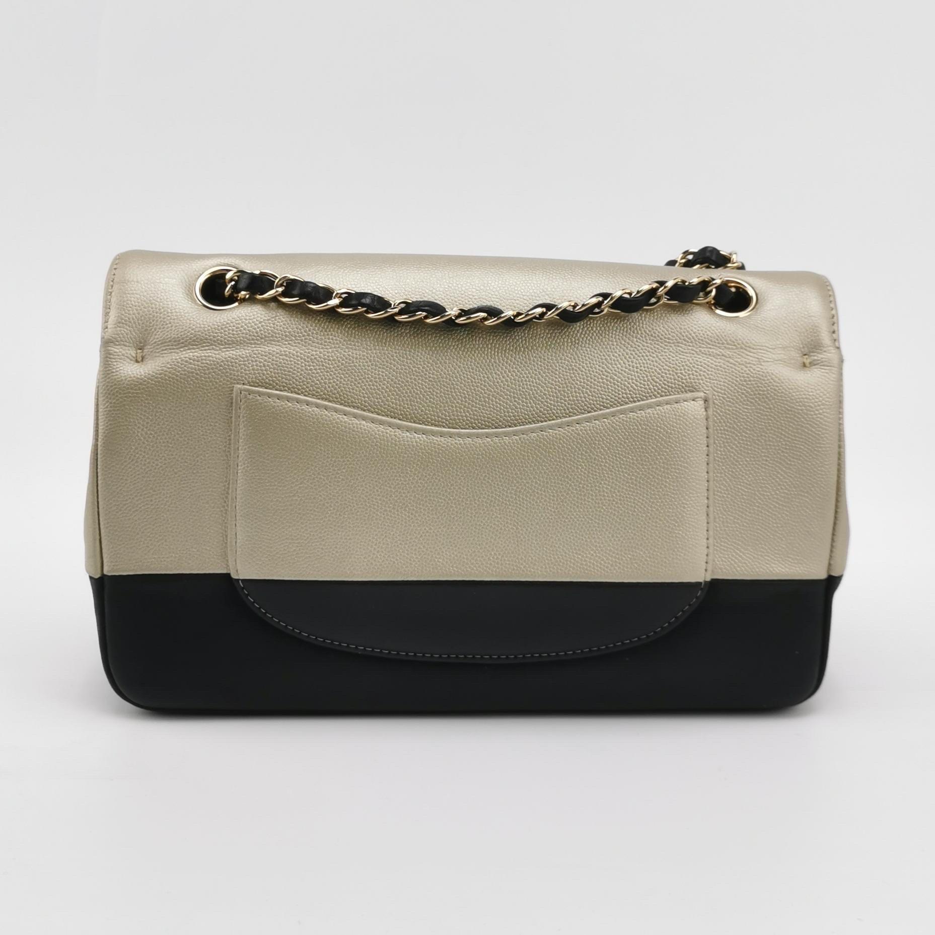 Chanel Classic Leather Cuir de veau noir et doré avec quincaillerie en or Bon état - En vente à AUBERVILLIERS, FR