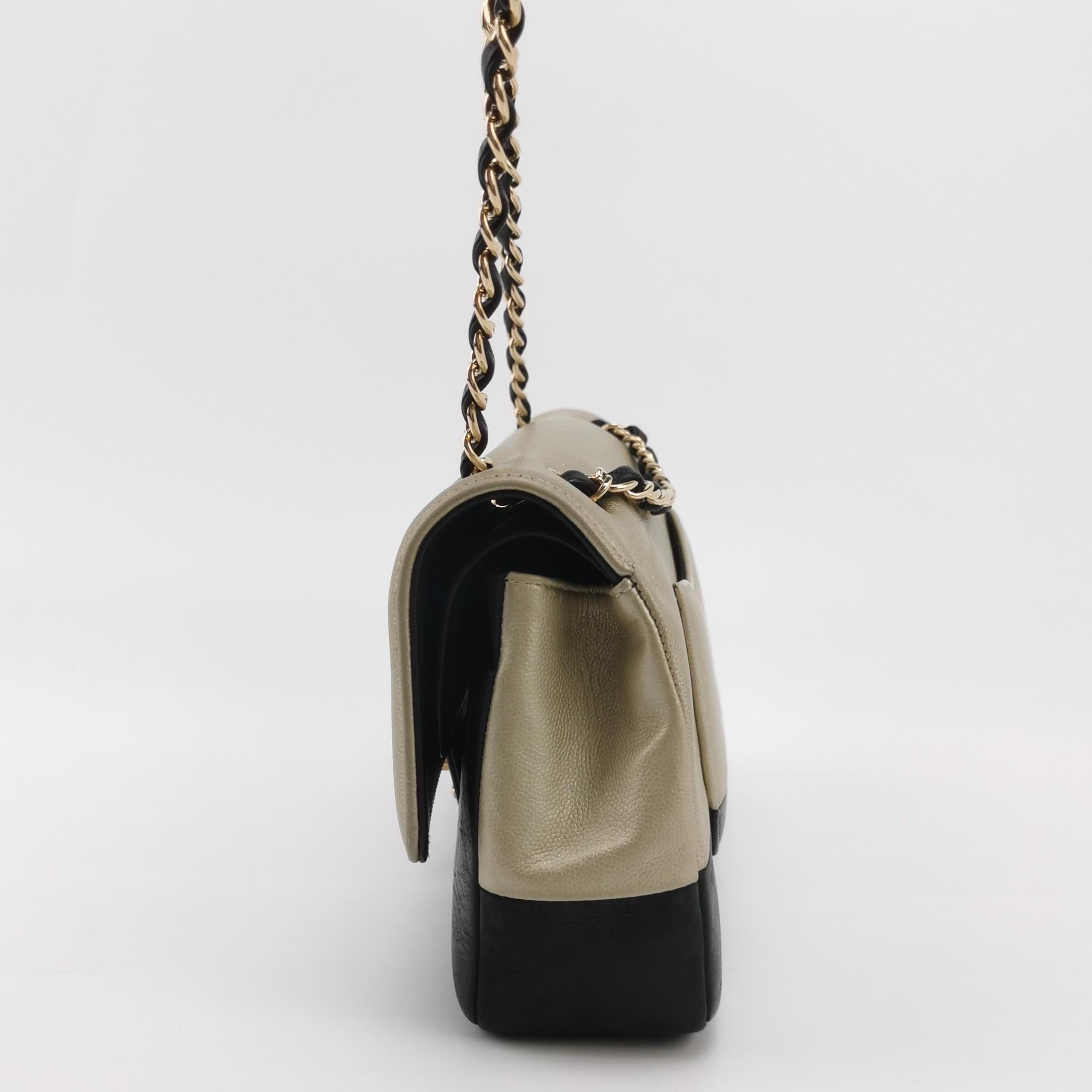 Chanel Classic Leather Cuir de veau noir et doré avec quincaillerie en or Pour femmes en vente