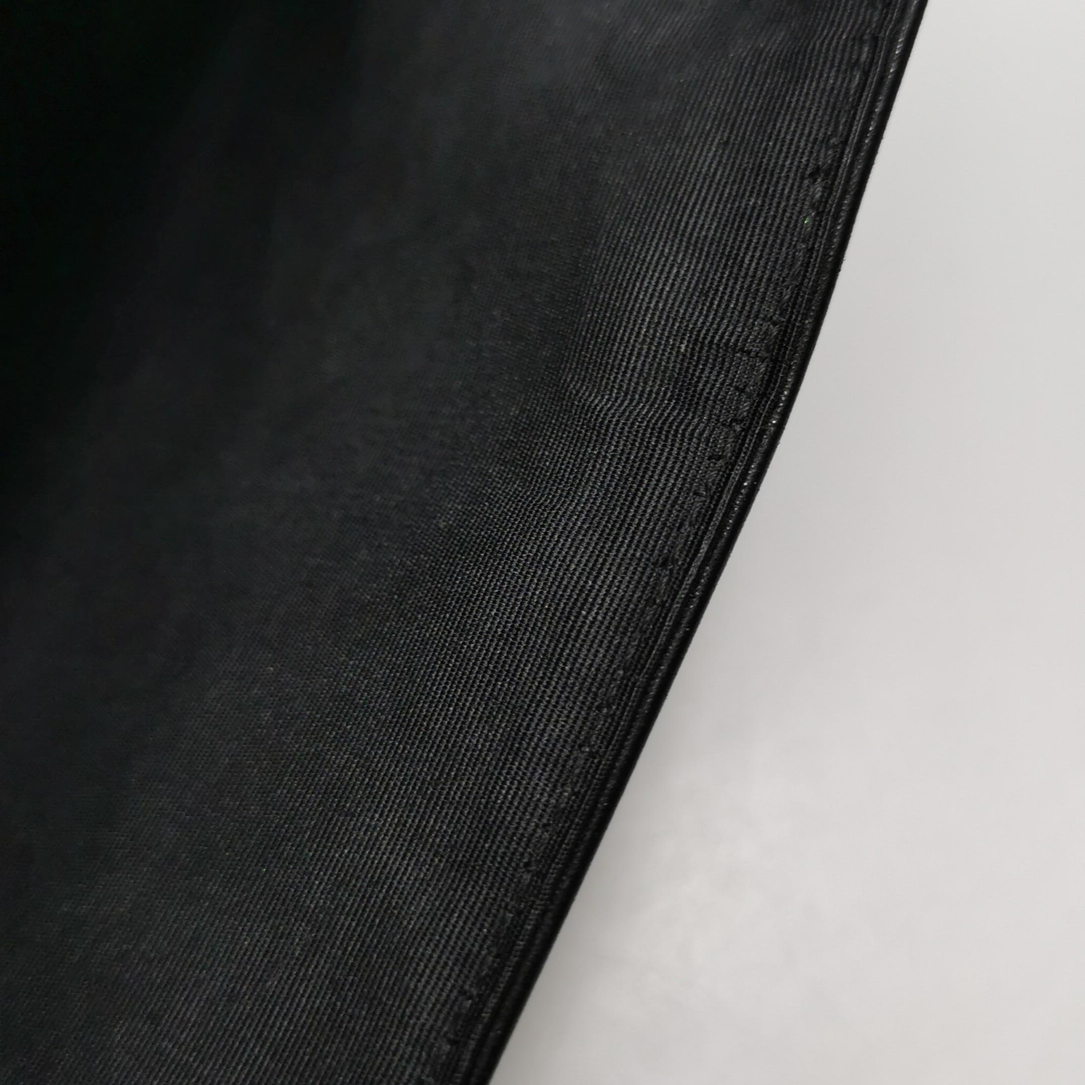 Chanel Classic Leather Cuir de veau noir et doré avec quincaillerie en or en vente 1