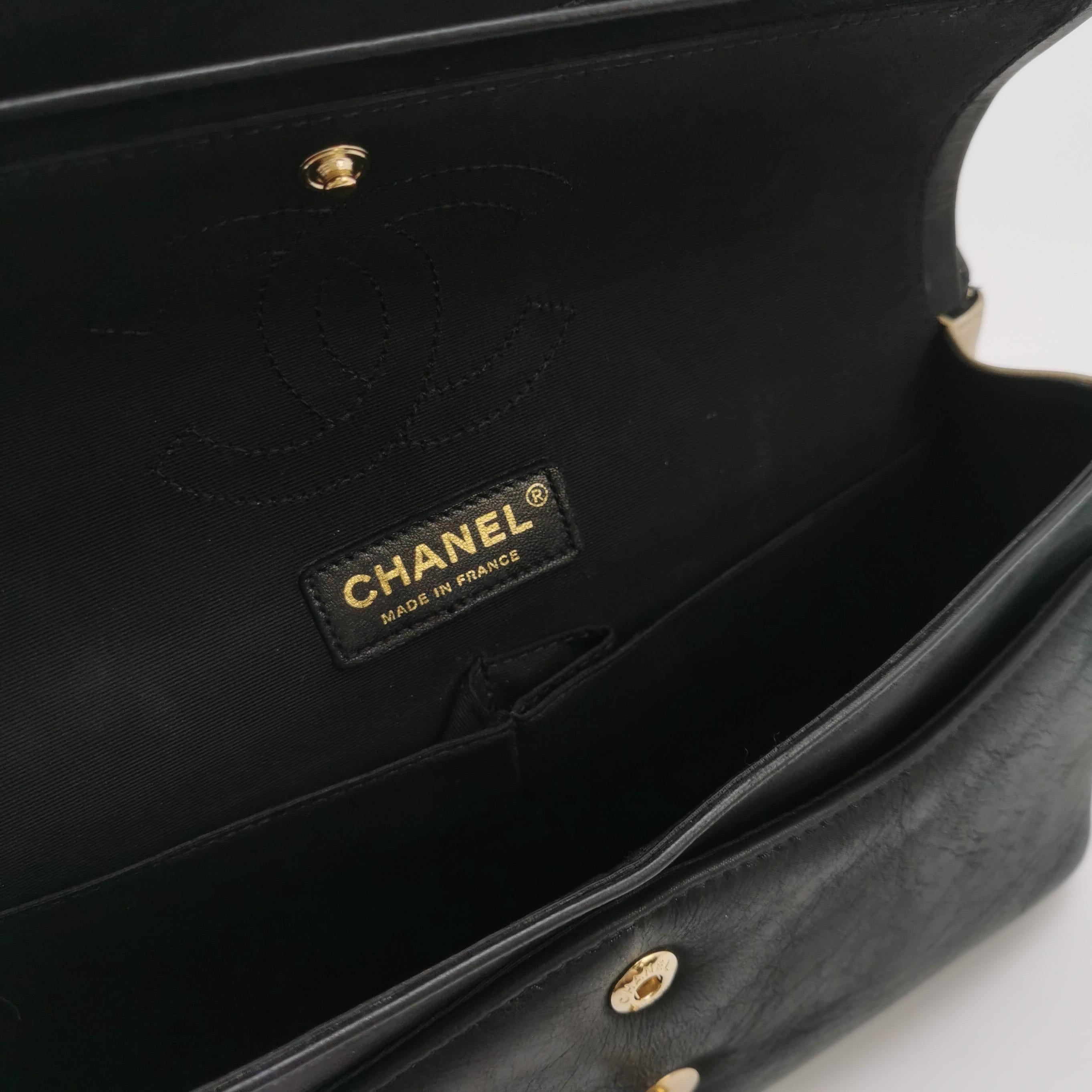 Chanel Classic Leather Cuir de veau noir et doré avec quincaillerie en or en vente 2