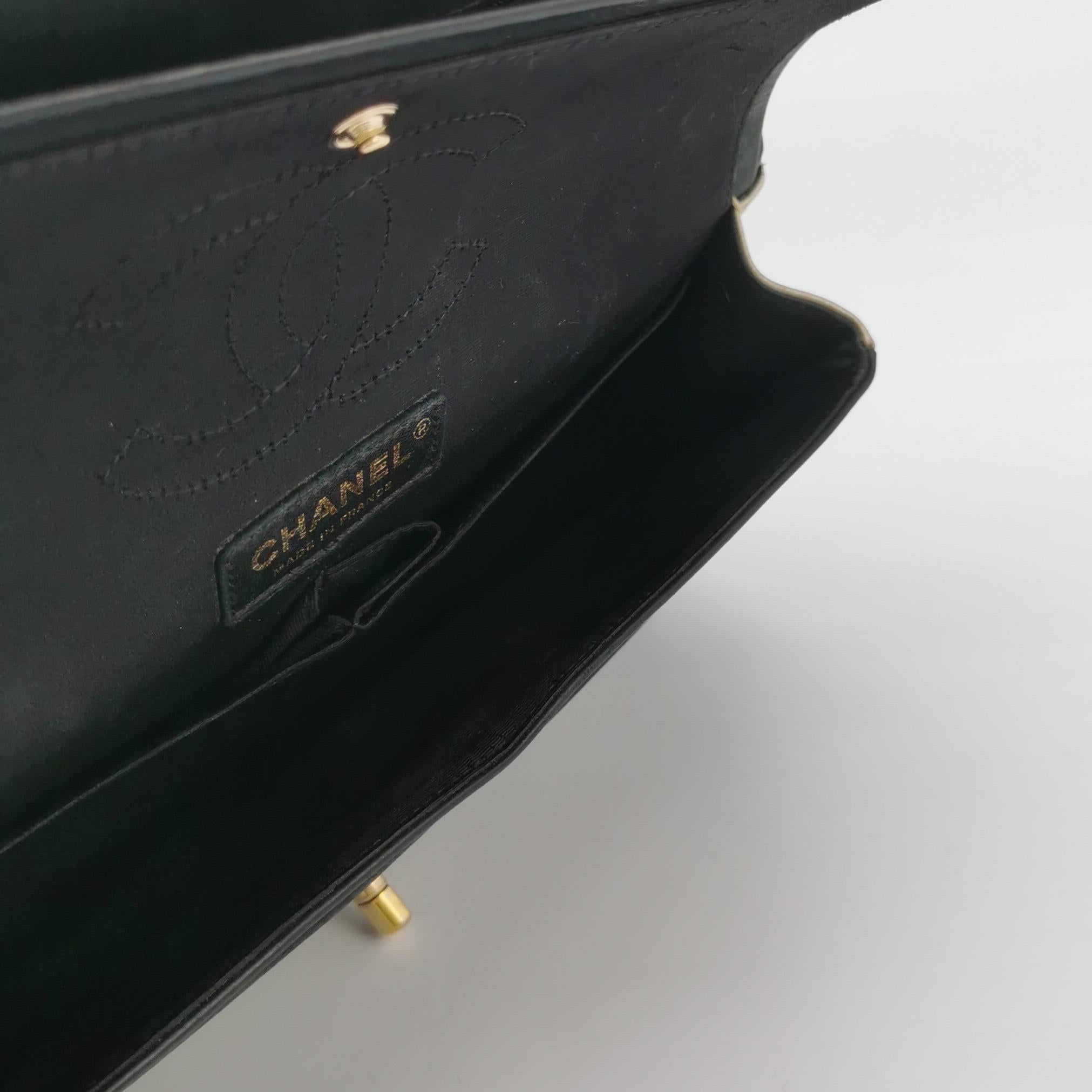 Chanel Classic Leather Cuir de veau noir et doré avec quincaillerie en or en vente 3