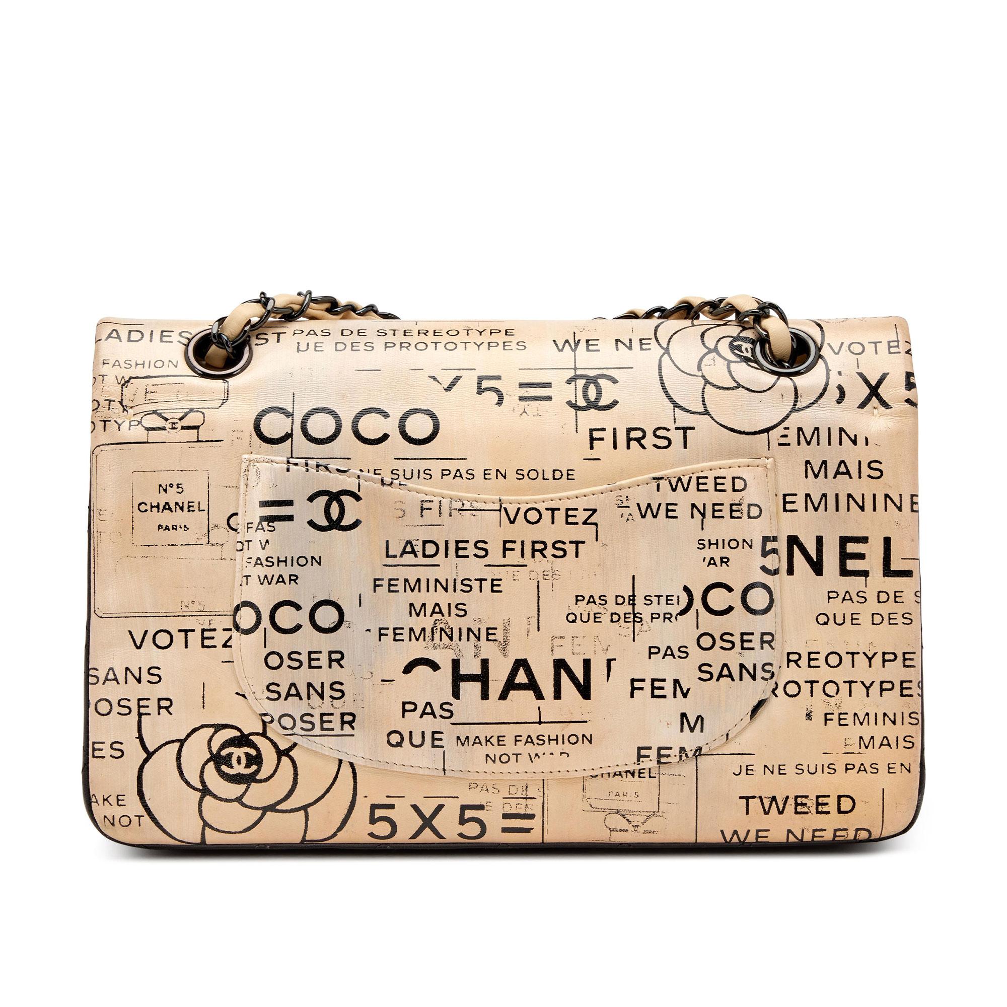 Chanel 2016 Classic Flap Graffiti Limited Edition Runway Zeitung Umhängetasche im Zustand „Gut“ im Angebot in Miami, FL