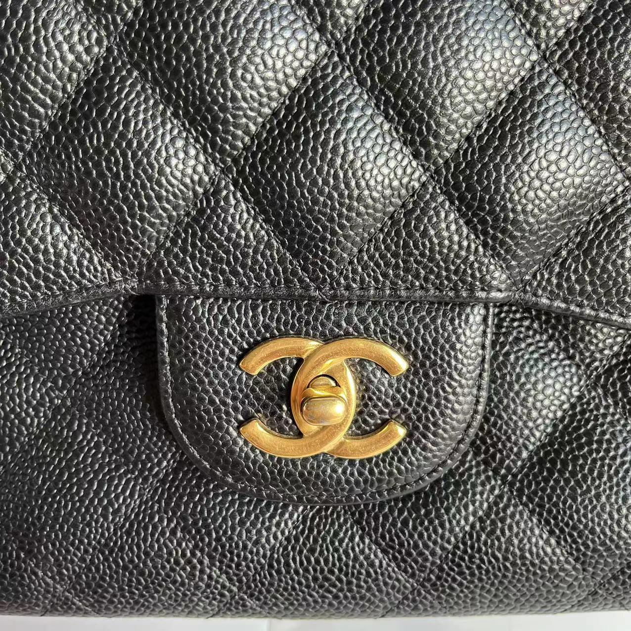 Chanel Classic Flap Jumbo Schwarzes Kaviar-Leder Doppelte Klappe Goldene Hardware 2011-12 im Angebot 9