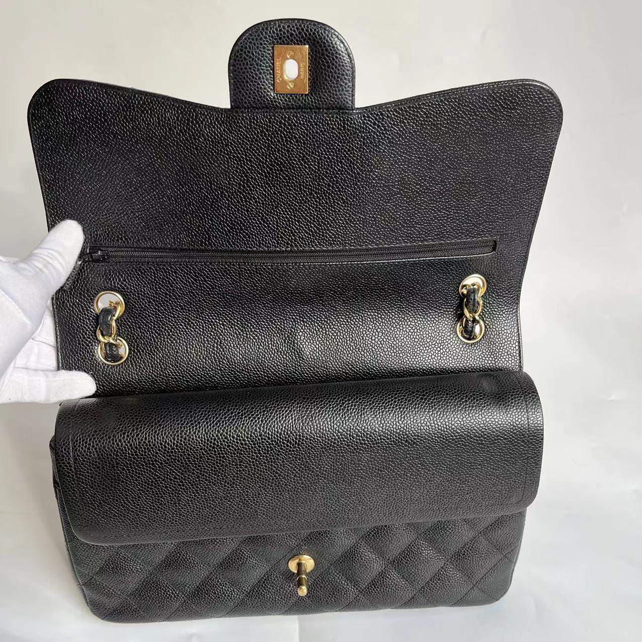 Chanel Classic Flap Jumbo Schwarzes Kaviar-Leder Doppelte Klappe Goldene Hardware 2011-12 im Angebot 11