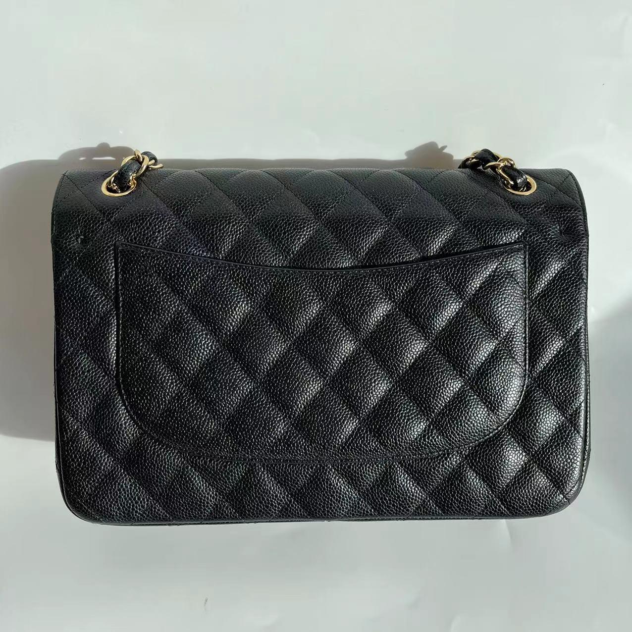 Diese zeitlose Chanel Classic Jumbo/Large Flap Tasche ist aus kratzfestem schwarzem Kaviarleder gefertigt und mit schimmernden Silberbeschlägen versehen. 

ZUSTAND: SEHR GUT

Leichte Falten auf dem Leder. Minimale Abschürfungen an den Ecken. Kratzer