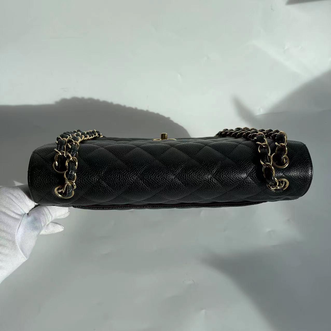 Chanel Classic Flap Jumbo Schwarzes Kaviar-Leder Doppelte Klappe Goldene Hardware 2011-12 im Zustand „Gut“ im Angebot in AUBERVILLIERS, FR