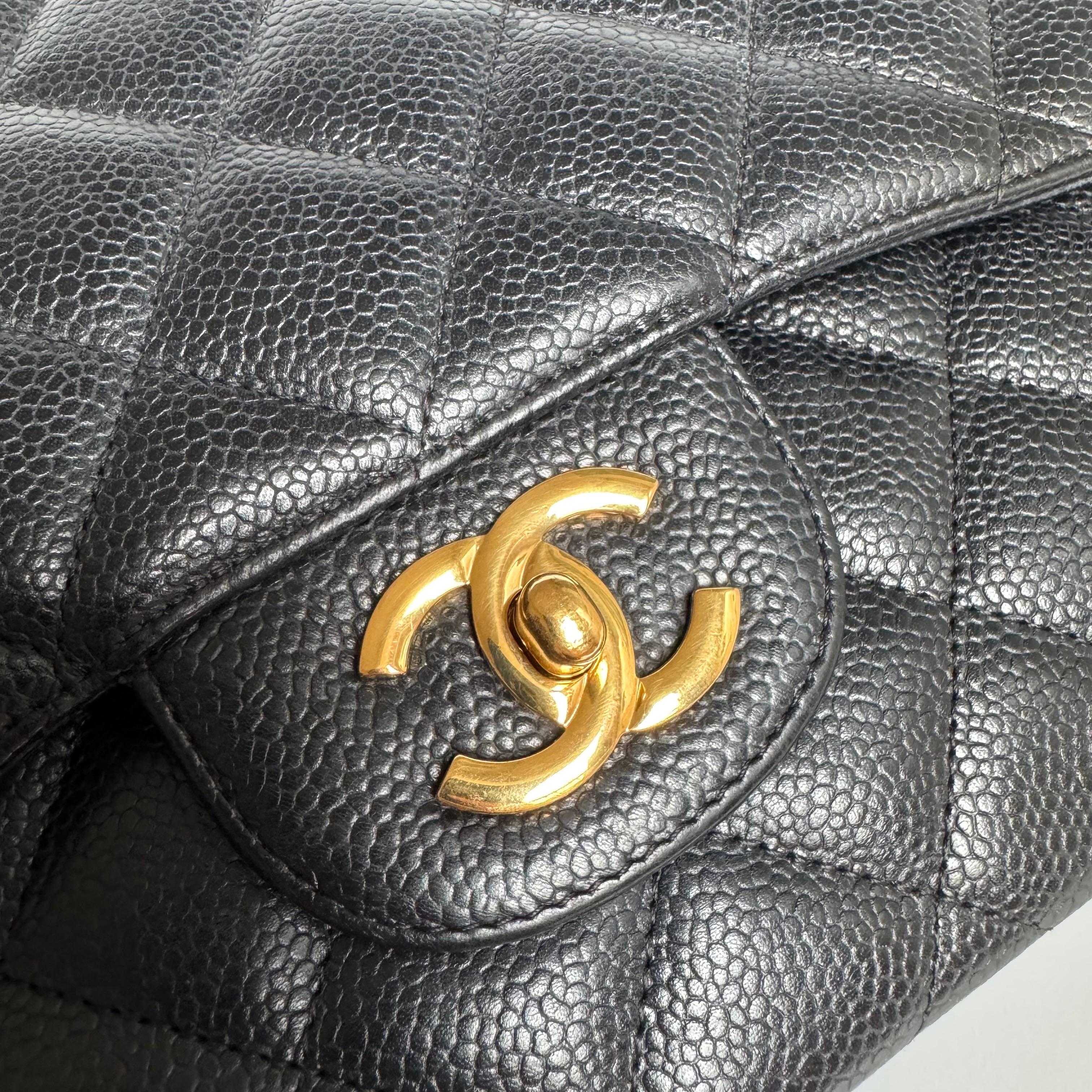 Chanel Classic Leather Jumbo Piel de Caviar Negra Doble Solapa Herrajes Dorados 2011-20 en venta 5