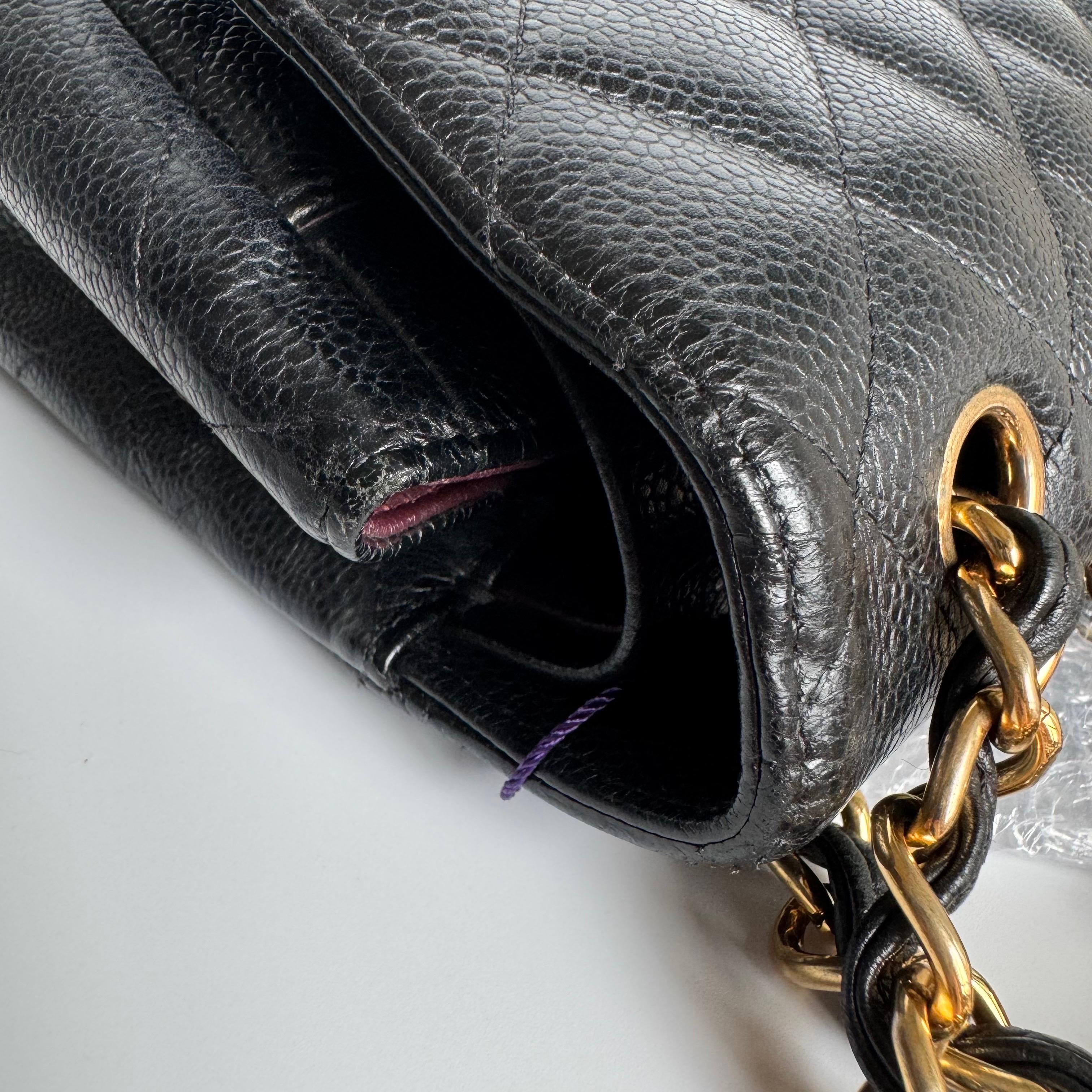 Chanel Classic Leather Jumbo Piel de Caviar Negra Doble Solapa Herrajes Dorados 2011-20 en venta 6