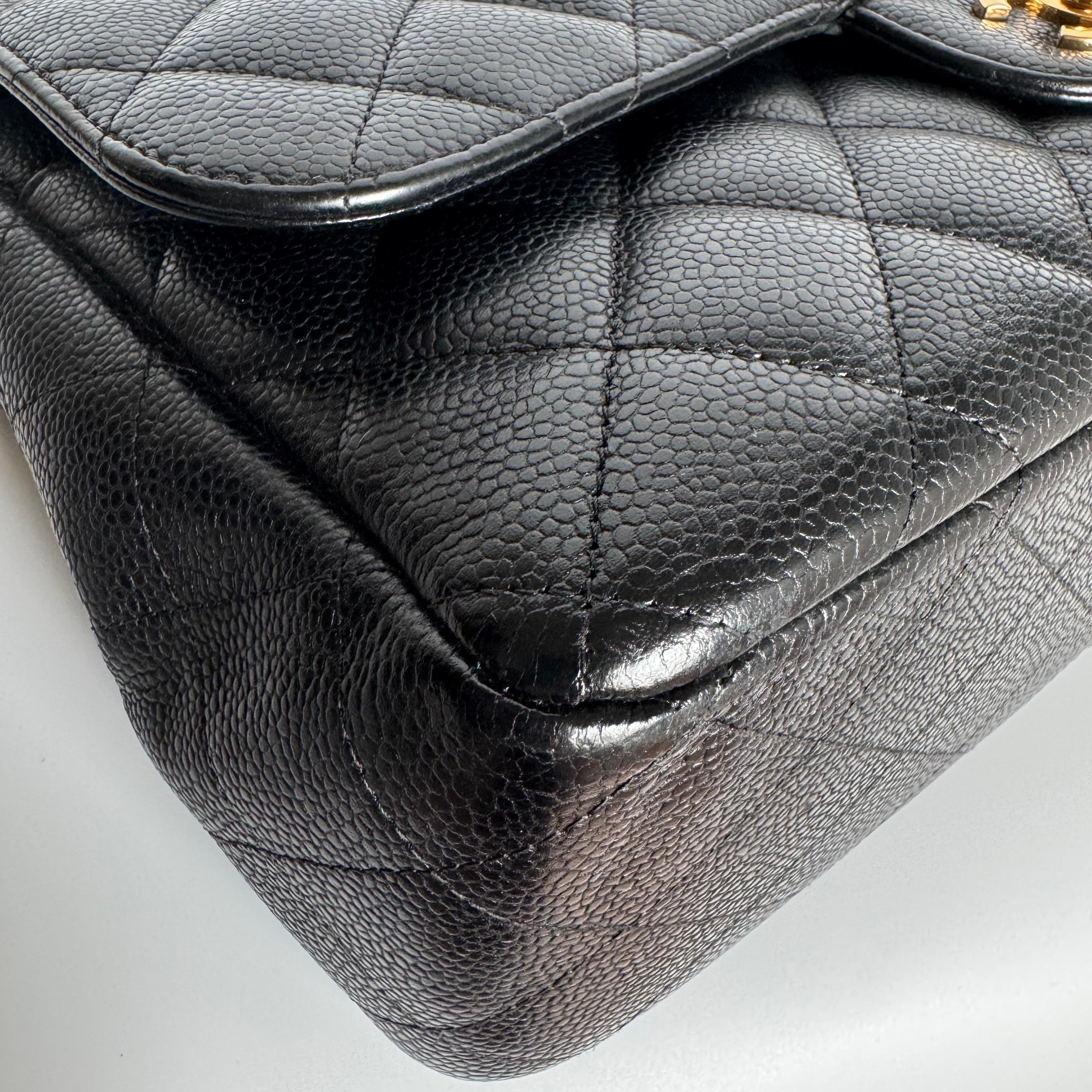 Chanel Classic Leather Jumbo Piel de Caviar Negra Doble Solapa Herrajes Dorados 2011-20 en venta 7