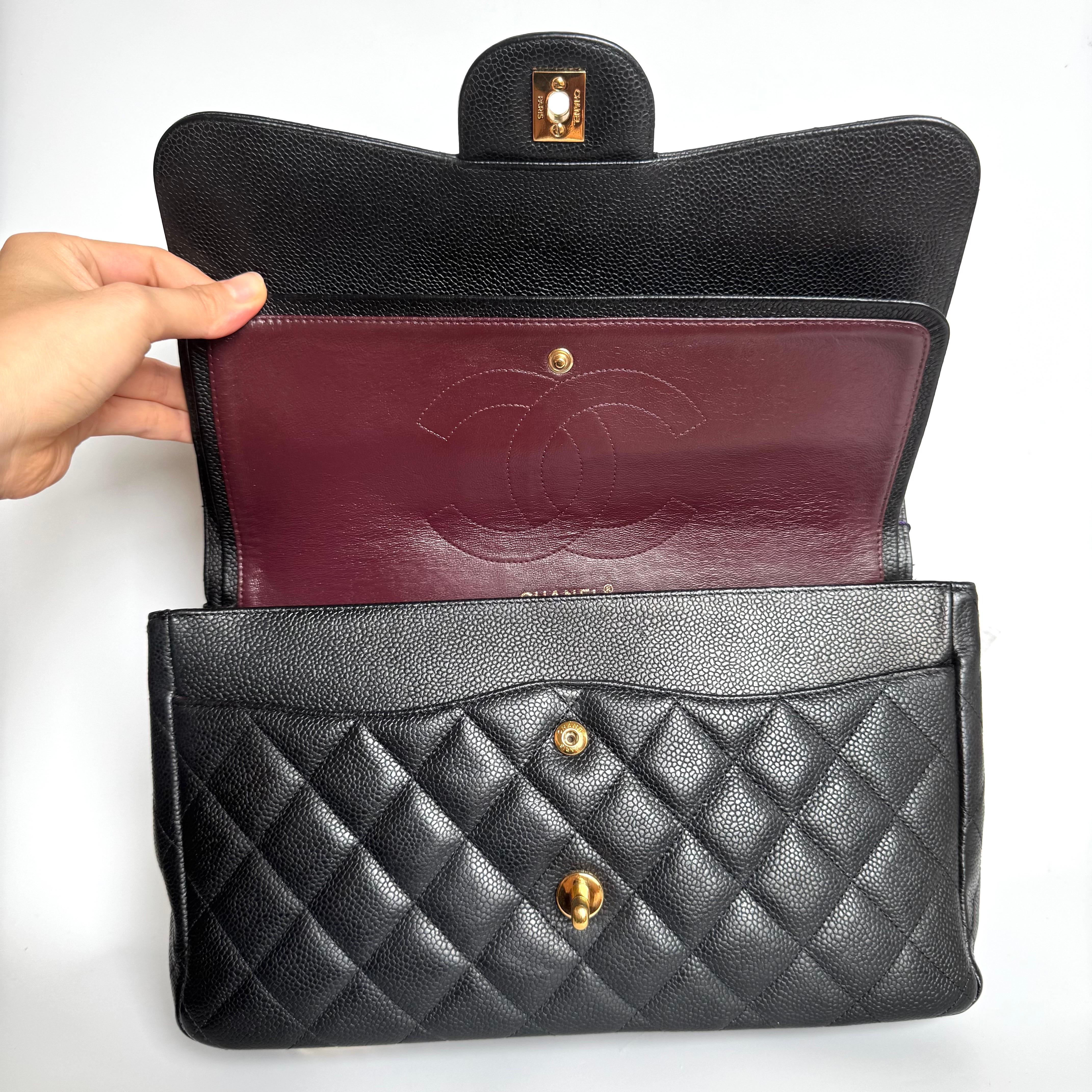 Chanel Classic Leather Jumbo Piel de Caviar Negra Doble Solapa Herrajes Dorados 2011-20 en venta 9