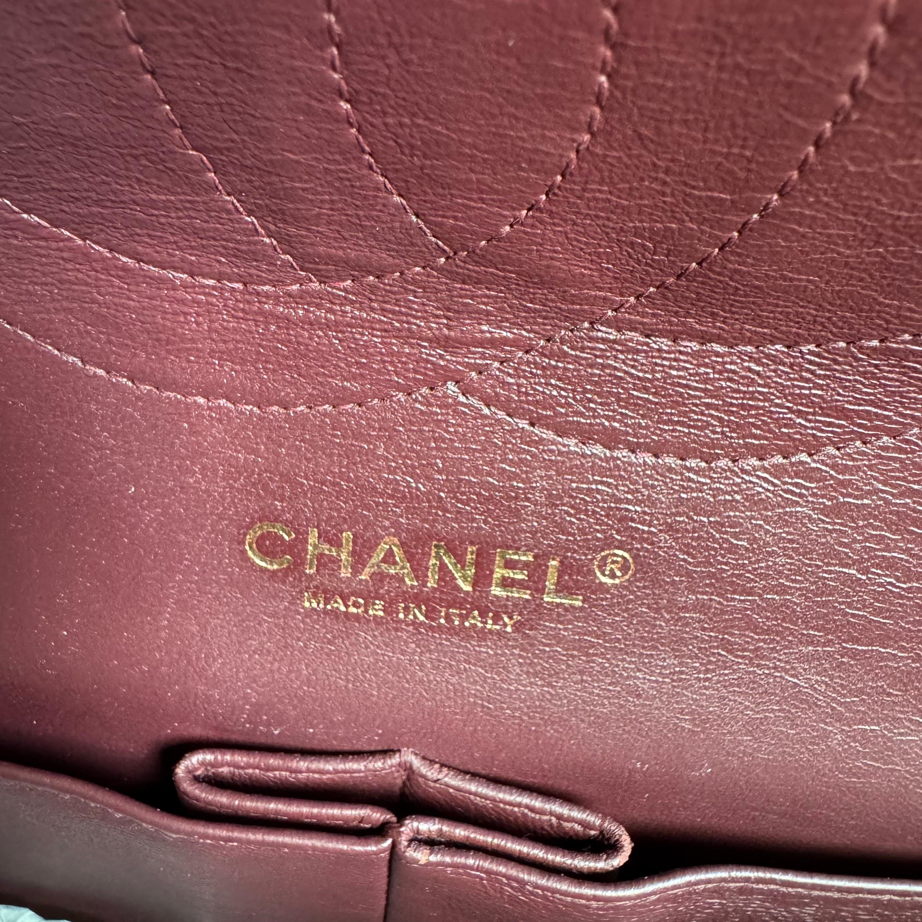 Chanel Classic Leather Jumbo Piel de Caviar Negra Doble Solapa Herrajes Dorados 2011-20 en venta 10