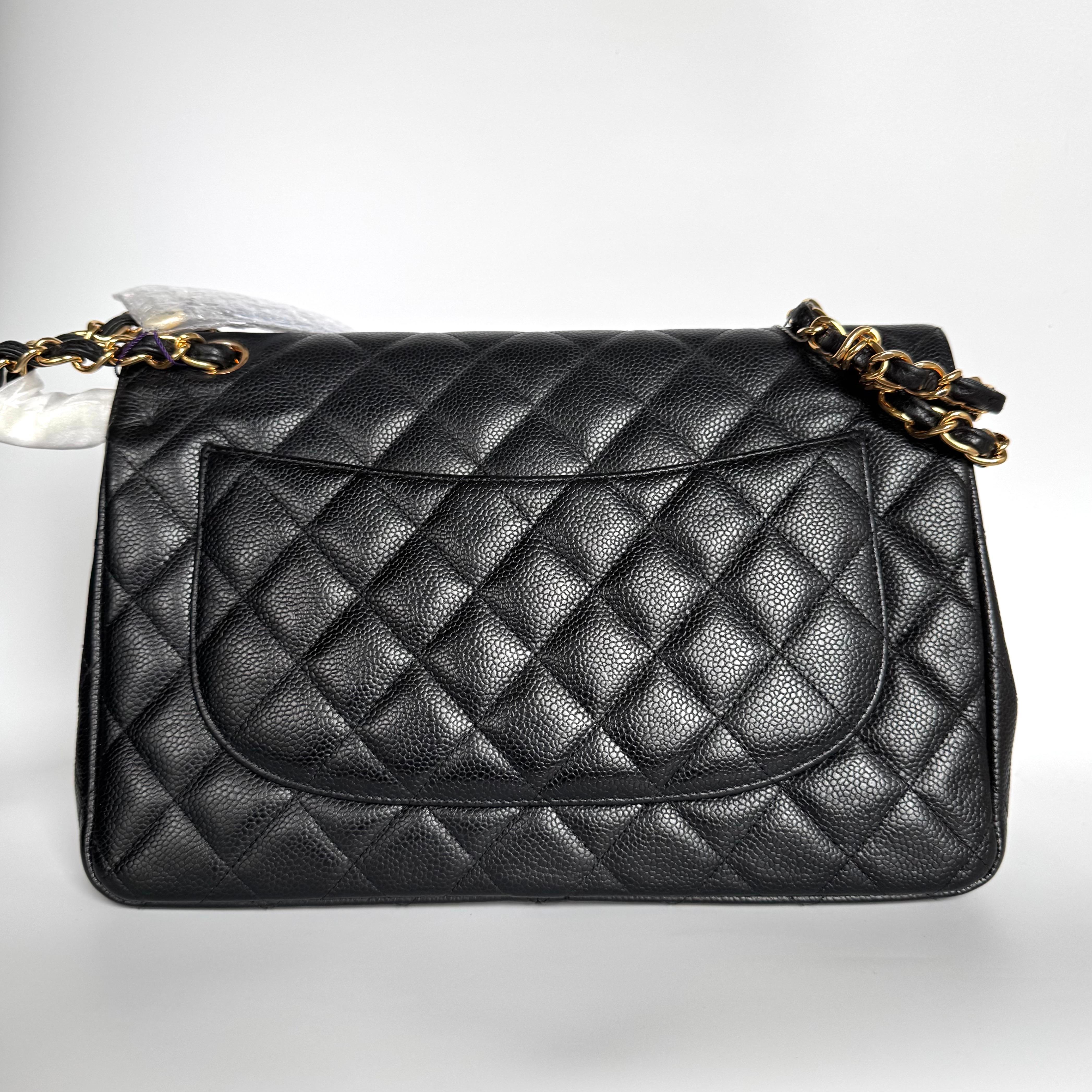 Disfruta del lujo con este intemporal bolso Chanel Classic Jumbo/Large Flap confeccionado en piel negra Caviar resistente a los arañazos y acabado con brillantes herrajes plateados. 

ESTADO: MUY BUENO

Ligeras arrugas en el cuero. Rozaduras mínimas
