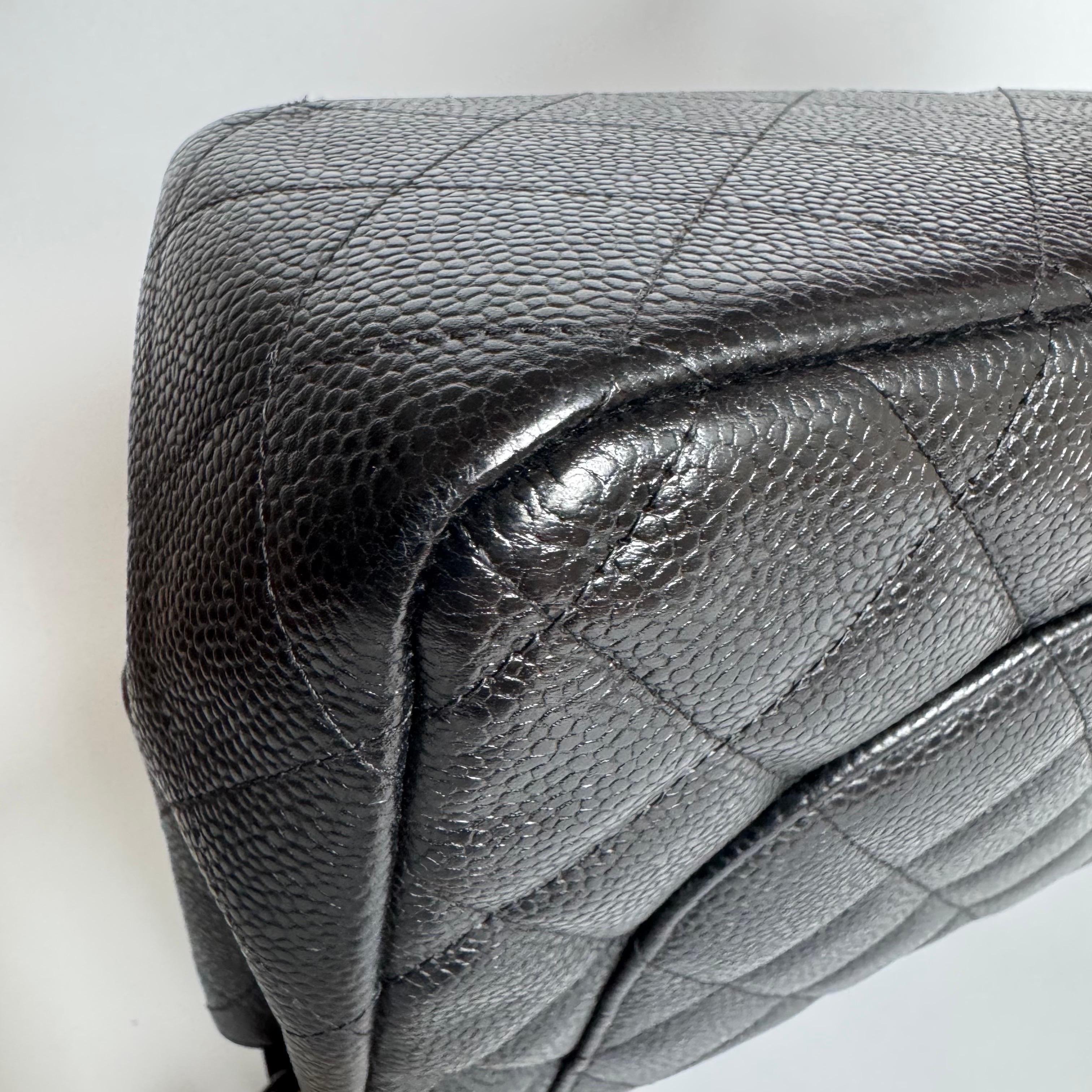 Chanel Classic Leather Jumbo Piel de Caviar Negra Doble Solapa Herrajes Dorados 2011-20 en venta 1