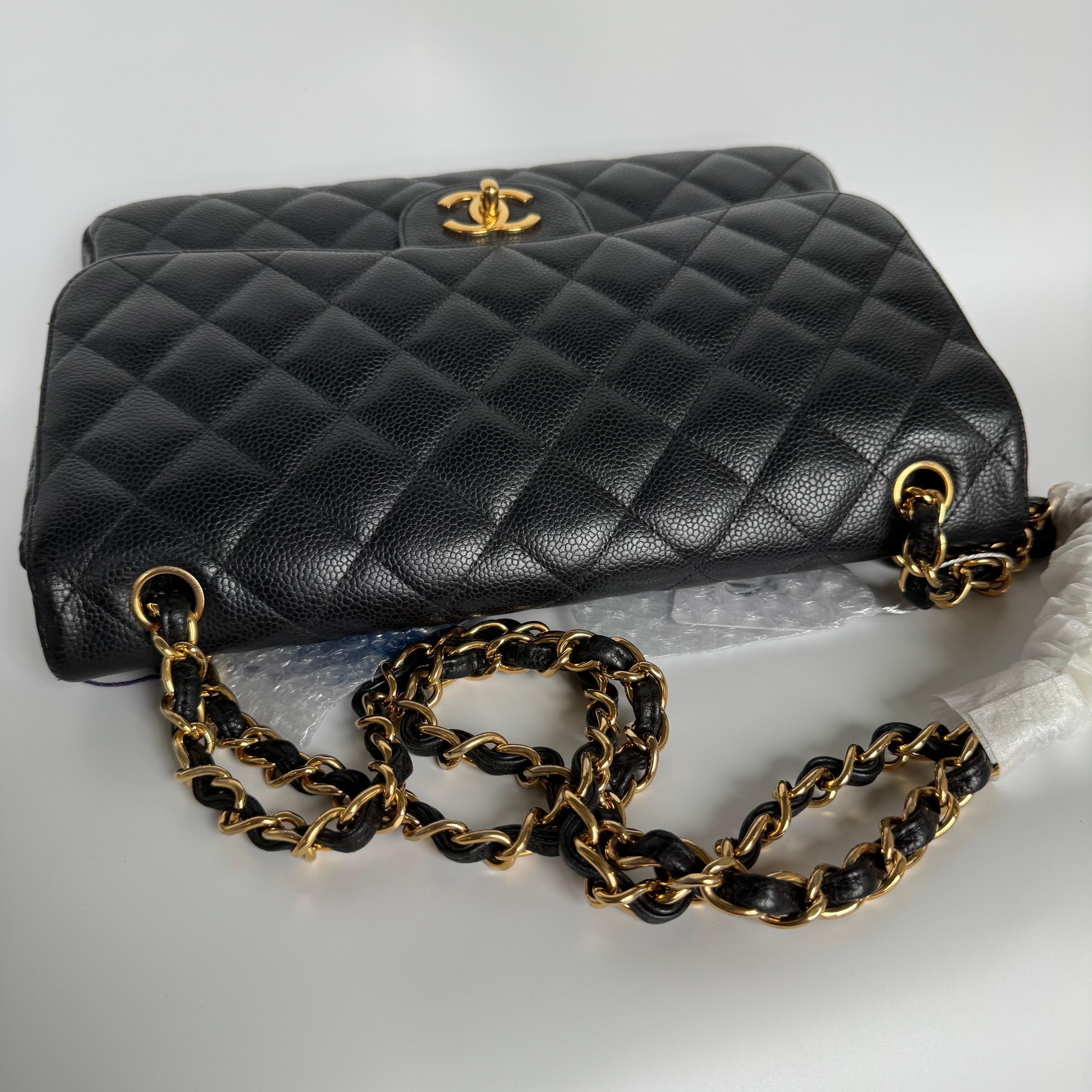 Chanel Classic Leather Jumbo Piel de Caviar Negra Doble Solapa Herrajes Dorados 2011-20 en venta 2