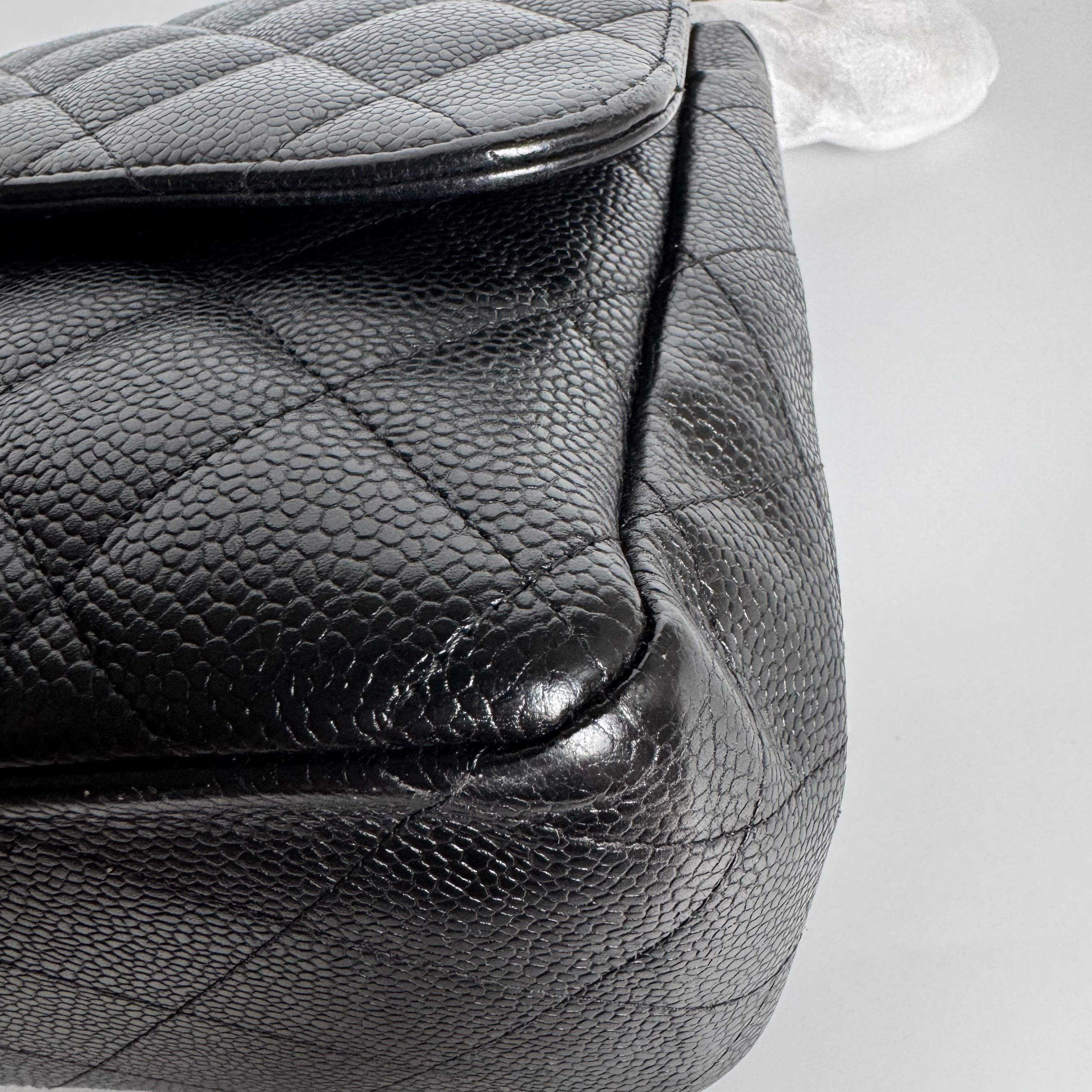 Chanel Classic Leather Jumbo Piel de Caviar Negra Doble Solapa Herrajes Dorados 2011-20 en venta 3