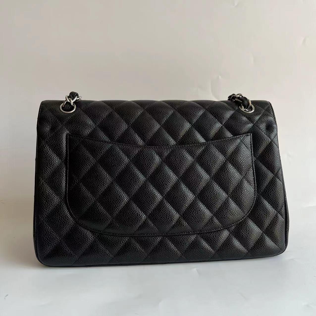 Abbraccia il lusso con questa intramontabile borsa Chanel Classic Jumbo/Large Flap, realizzata in pelle Caviar antigraffio e rifinita con scintillanti finiture in argento. 

CONDIZIONI: BUONE

Leggere pieghe sul fondo. Sfregamenti intorno agli