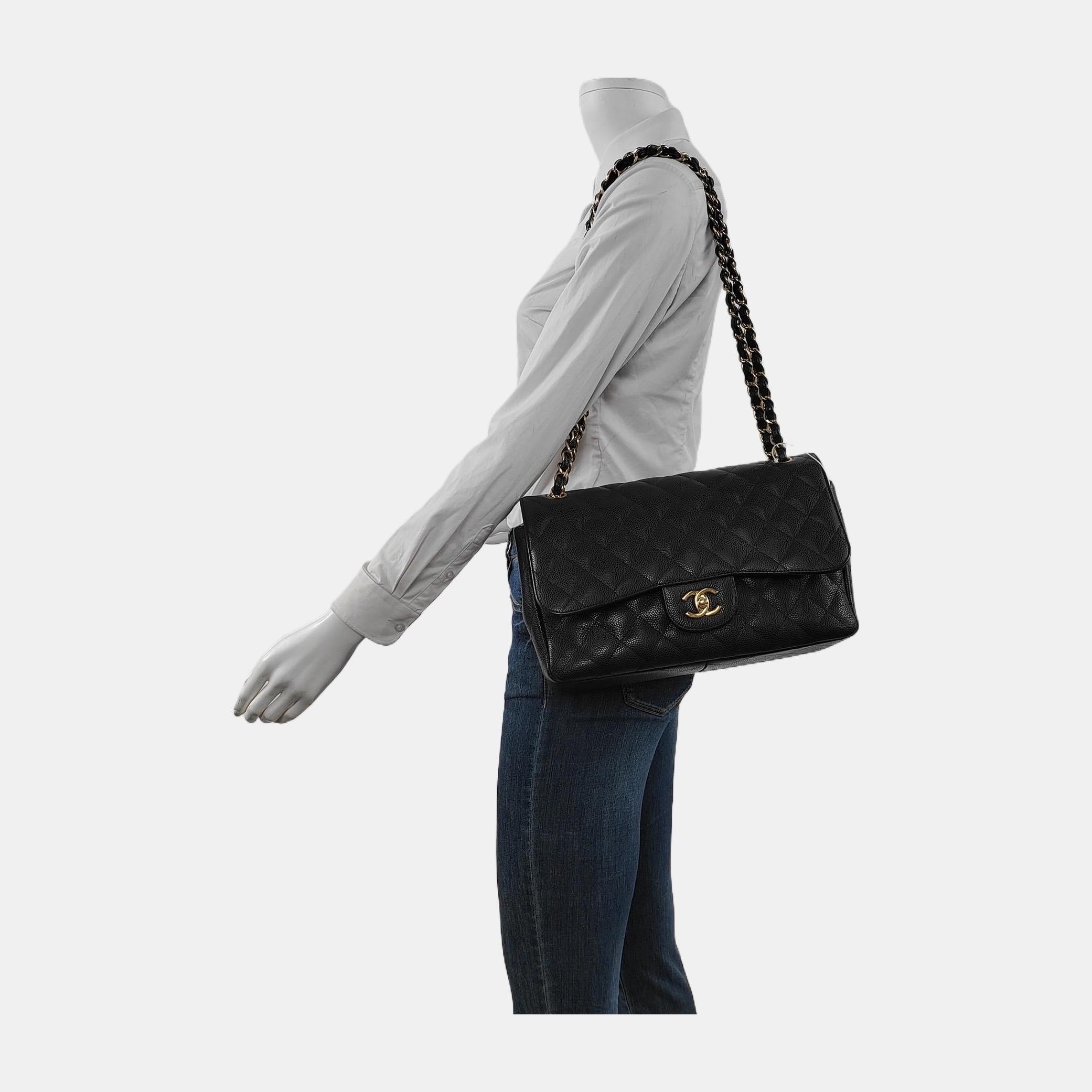 Embrassez le luxe avec ce sac intemporel Chanel Classic Jumbo/Large Flap, réalisé en cuir noir Caviar résistant aux rayures et orné d'accessoires argentés étincelants. 

ÉTAT : EXCELLENT

Légers plis sur le cuir. Les coins sont légèrement frottés.
