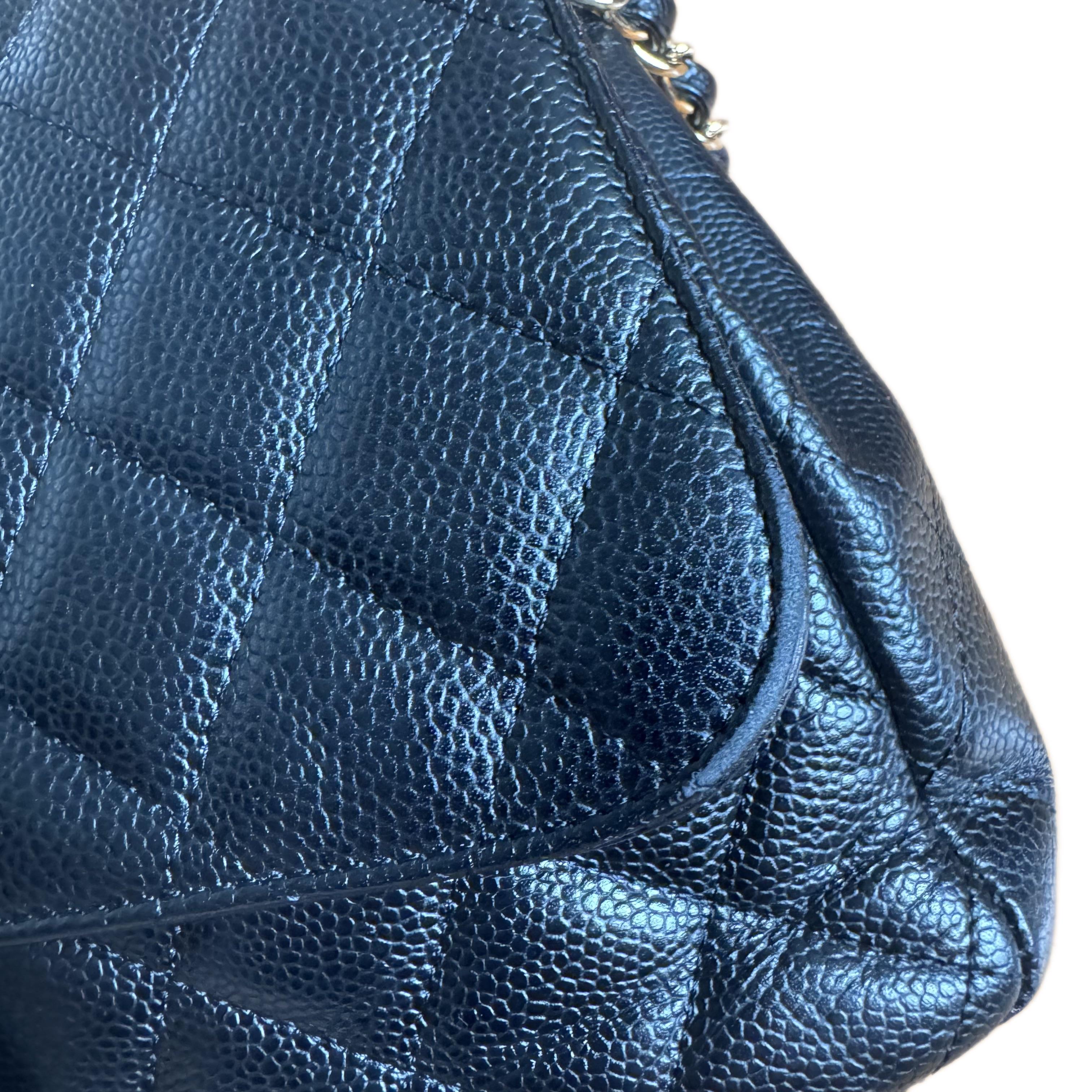 Chanel Classic Leather Jumbo Black Caviar Leather Single Flap 24k Gold Hardware en vente 10