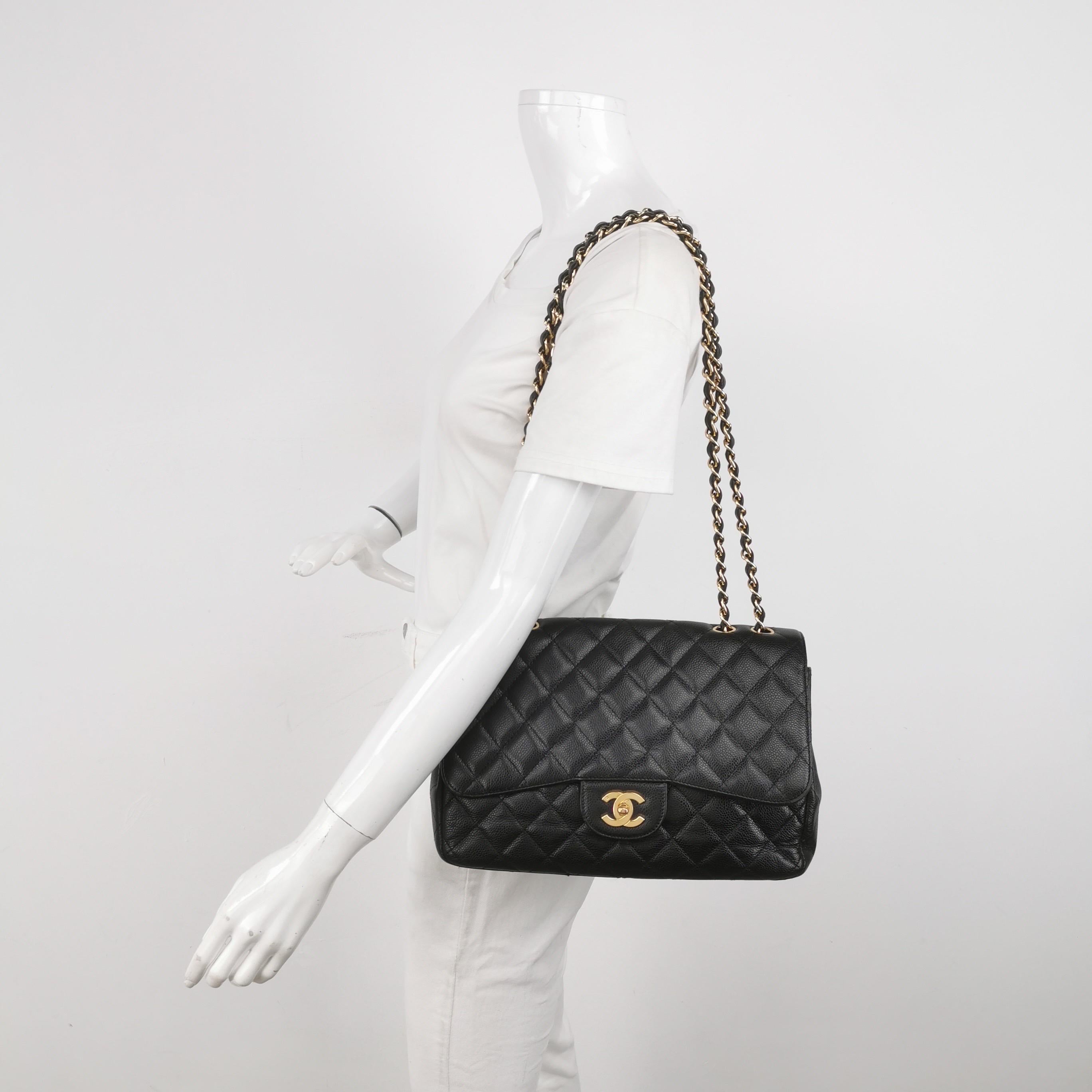 Chanel Classic Flap Jumbo Cuir noir caviar à simple rabat 24k Gold Hardware 2008
Il s'agit de photos professionnelles du sac offert par Luxbags.
Embrassez le luxe avec ce sac intemporel Chanel Classic Jumbo/Large Flap, réalisé en cuir noir Caviar