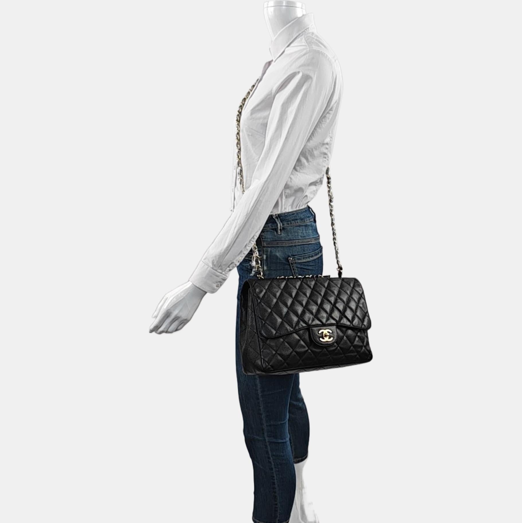 Chanel Classic Flap Jumbo Cuir noir caviar à simple rabat 24k Gold Hardware 2008
Il s'agit de photos professionnelles du sac offert par Luxbags.
Embrassez le luxe avec ce sac intemporel Chanel Classic Jumbo/Large Flap, réalisé en cuir noir Caviar