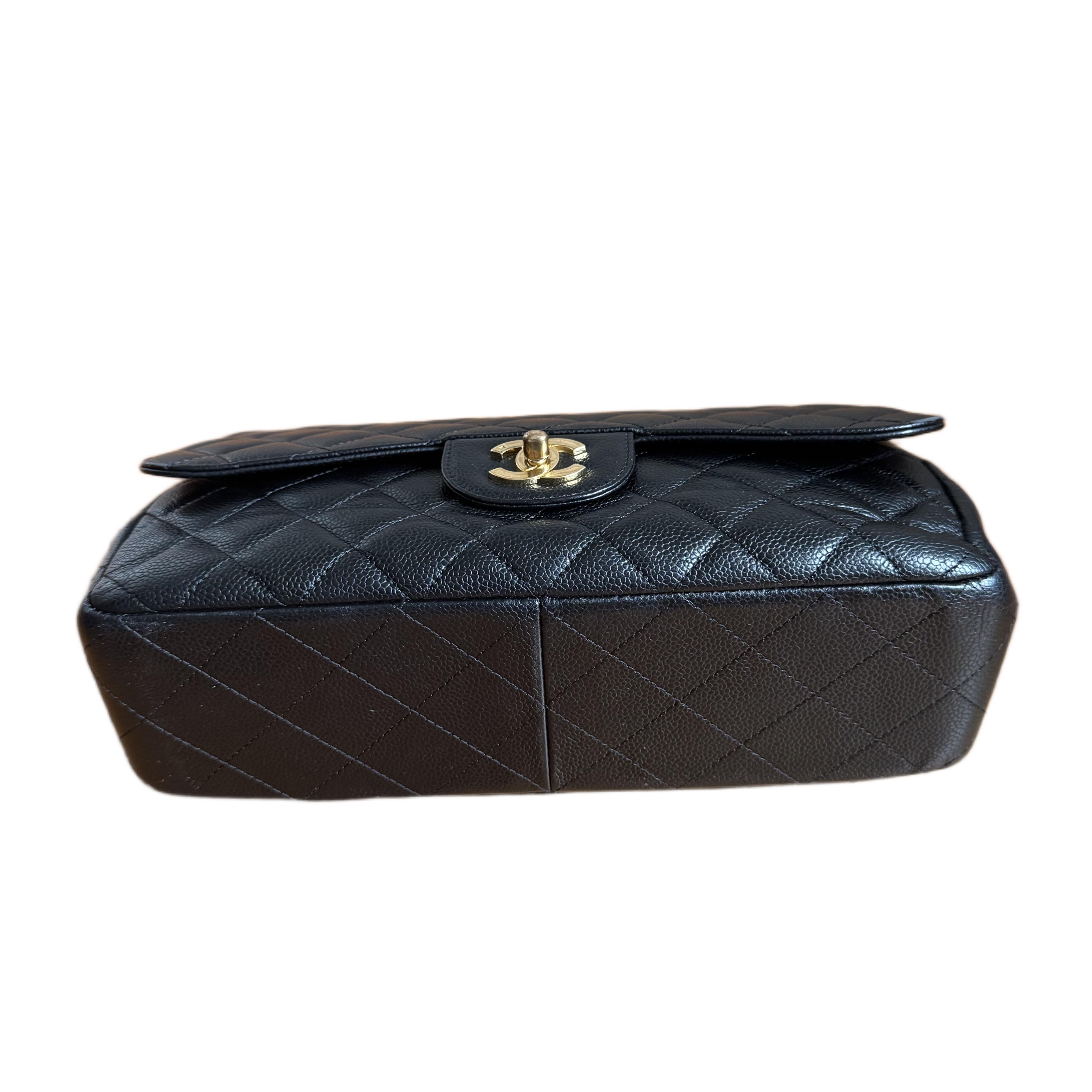 Chanel Classic Leather Jumbo Black Caviar Leather Single Flap 24k Gold Hardware Pour femmes en vente