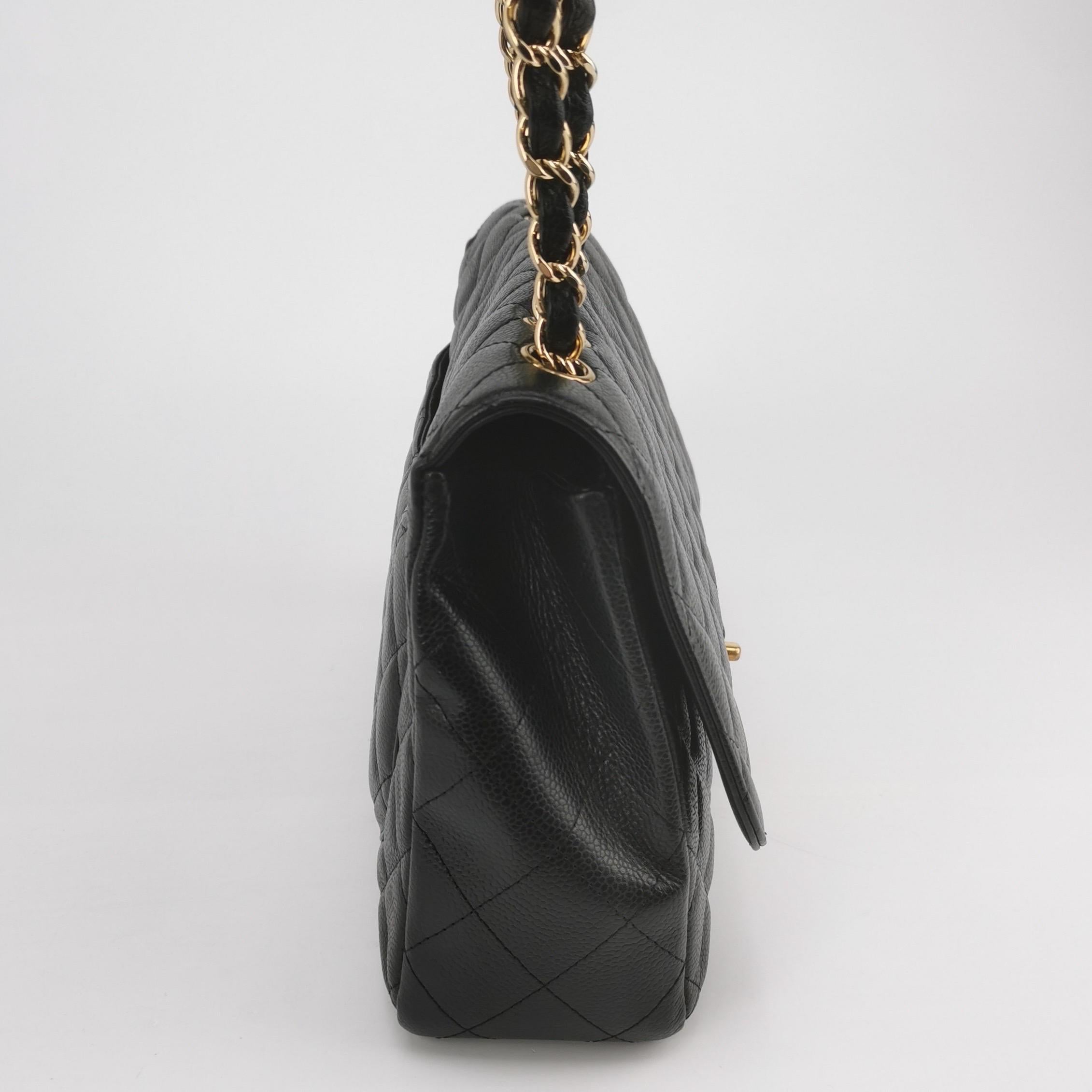 Chanel Classic Leather Jumbo Black Caviar Leather Single Flap 24k Gold Hardware Pour femmes en vente