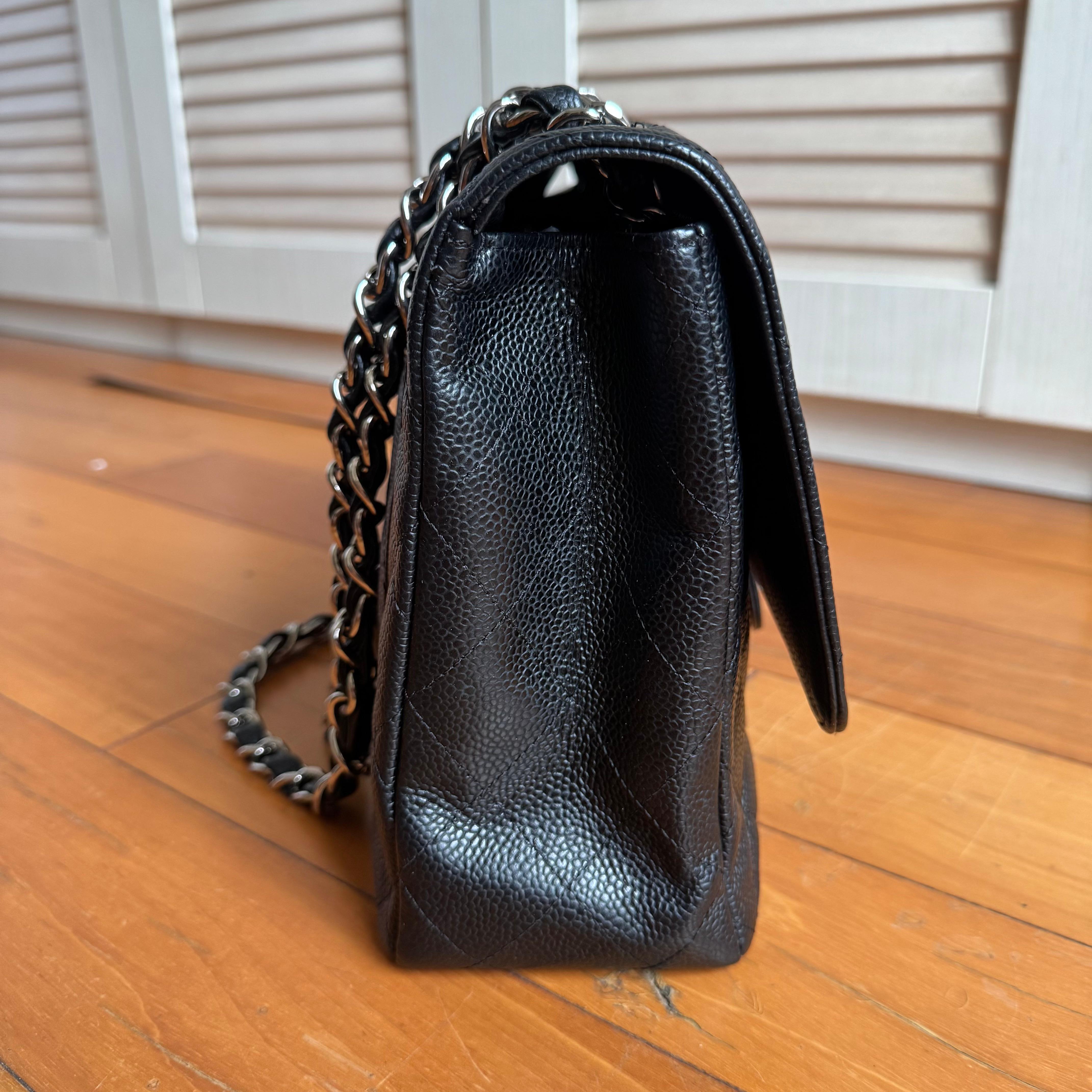 Chanel Classic Flap Jumbo Black Caviar Leather Single Flap Silver Hardware 2006-08
Il s'agit de photos professionnelles du sac offert par Luxbags.
Embrassez le luxe avec ce sac intemporel Chanel Classic Jumbo/Large Flap, réalisé en cuir noir Caviar