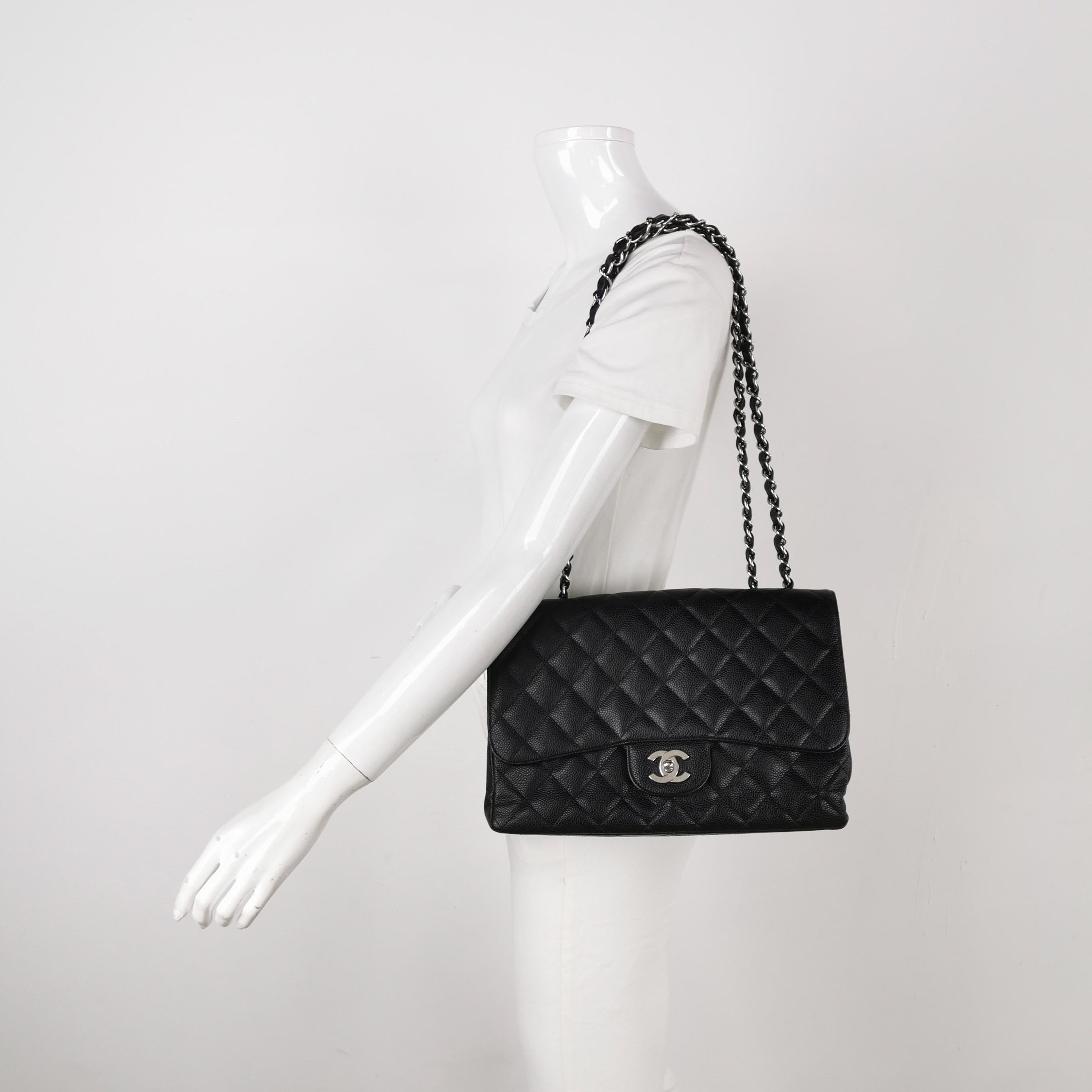 Chanel Classic Flap Jumbo Schwarz Kaviar Leder Einzelne Klappe Silberne Hardware 2006-08
Dies sind professionelle Fotos der tatsächlich von Luxbags angebotenen Tasche.
Diese zeitlose Chanel Classic Jumbo/Large Flap Tasche ist aus kratzfestem