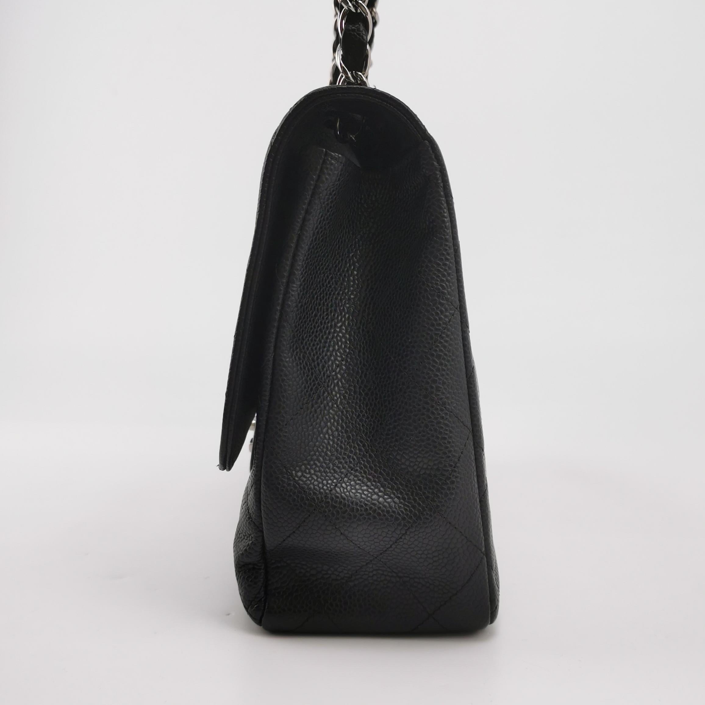 Chanel Classic Flap Jumbo Schwarzes Kaviar-Leder Einzelklappe Silberne Hardware 2006 im Zustand „Gut“ im Angebot in AUBERVILLIERS, FR