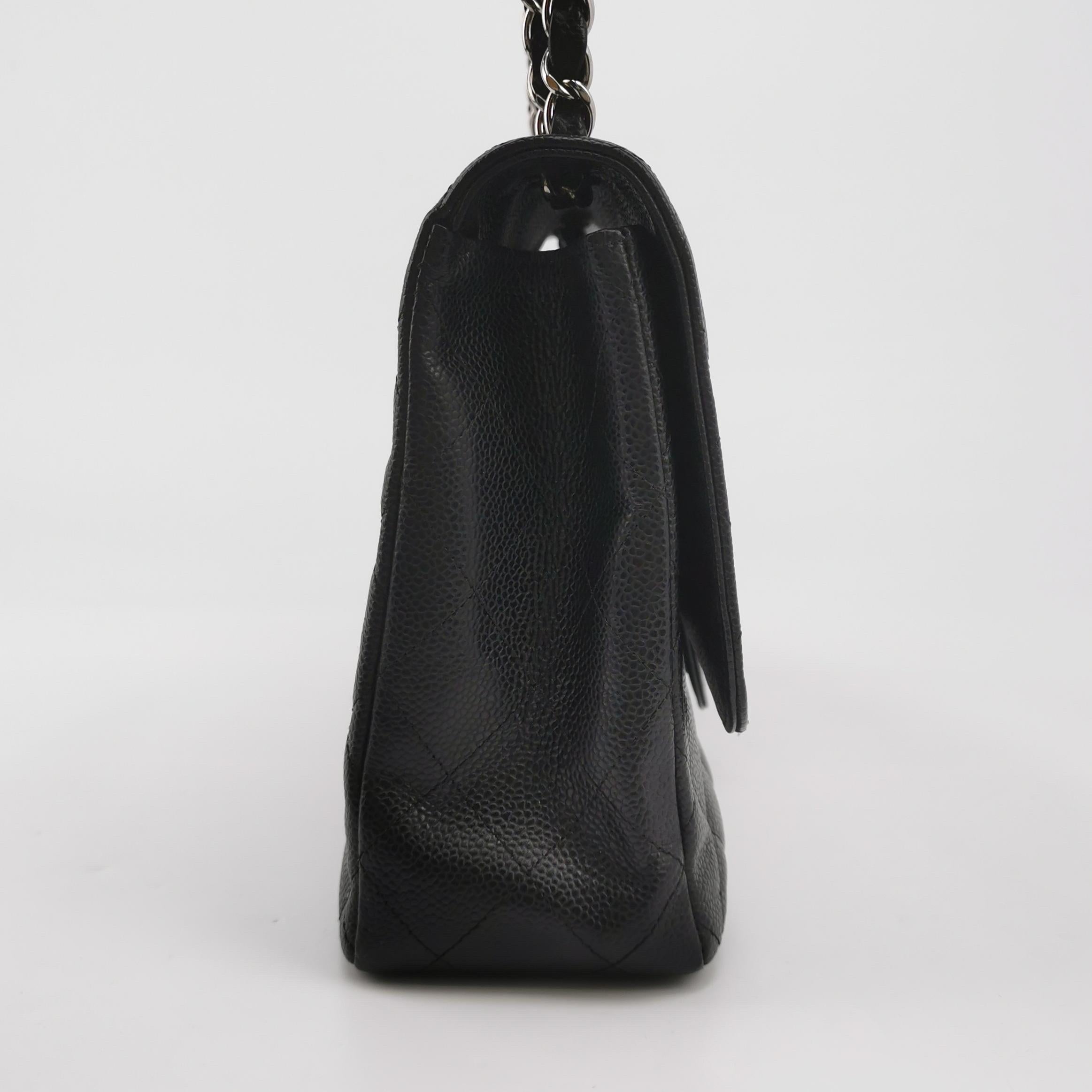 Chanel Classic Flap Jumbo Schwarzes Kaviar-Leder Einzelklappe Silberne Hardware 2006 Damen im Angebot