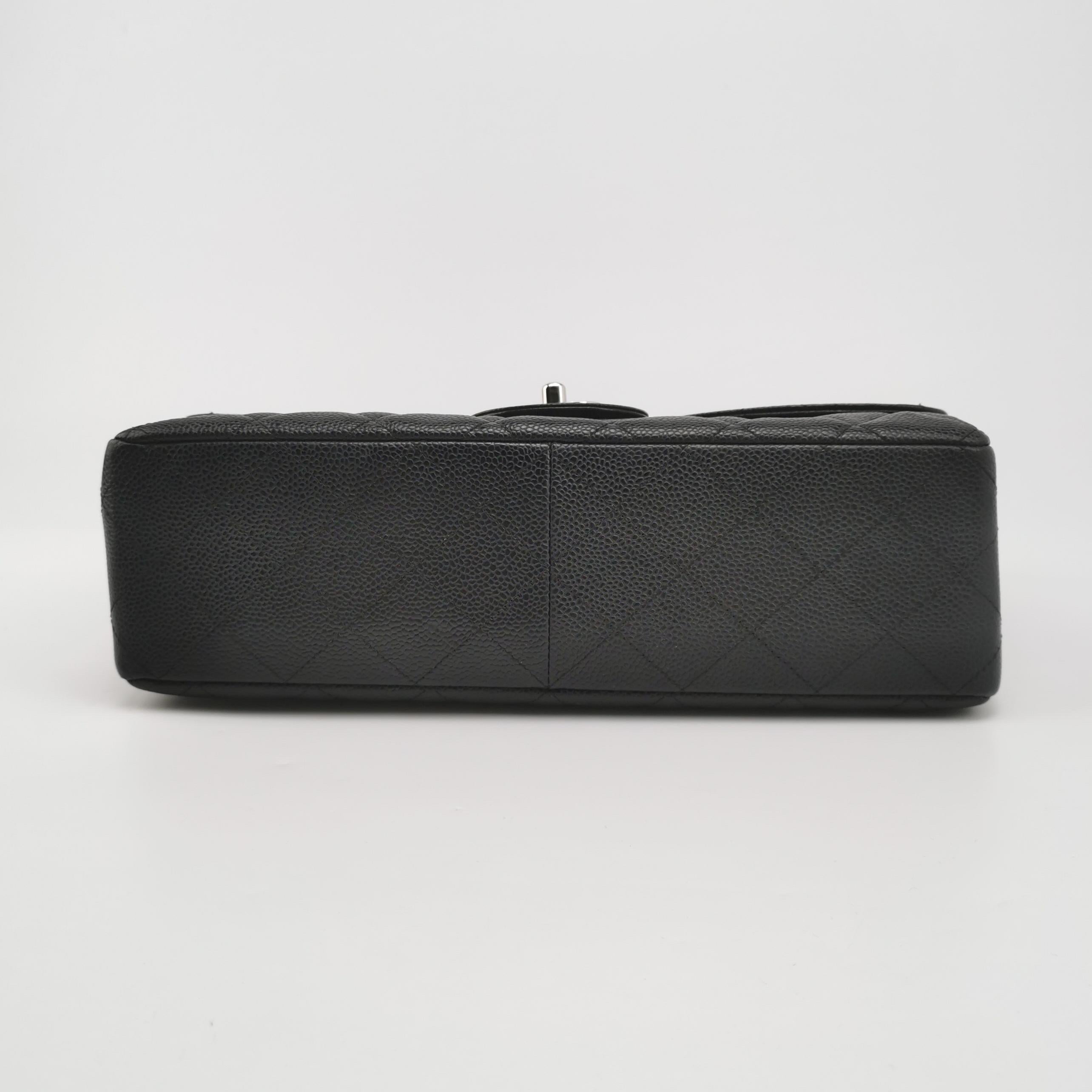 Chanel Classic Flap Jumbo Schwarzes Kaviar-Leder Einzelklappe Silberne Hardware 2006 im Angebot 4