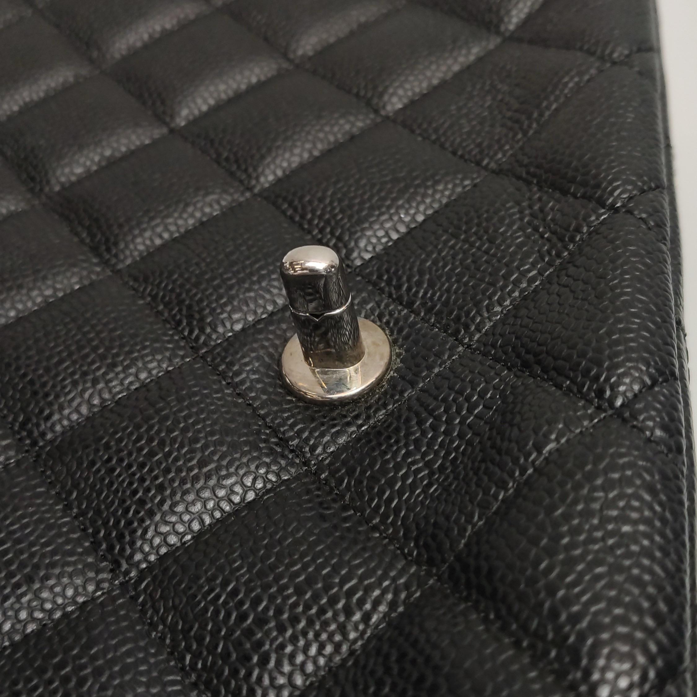 Chanel Classic Flap Jumbo Schwarzes Kaviar-Leder Einzelklappe Silberne Hardware 2006 im Angebot 5