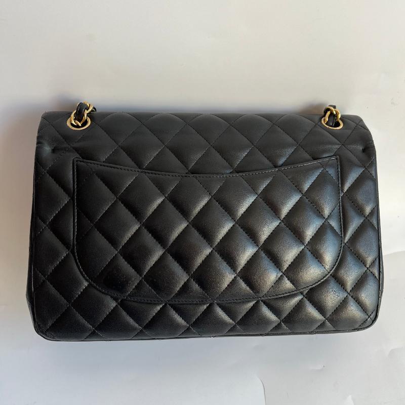Chanel Classic Flap Jumbo Noir Cuir d'agneau Double rabat Ferrures dorées
Il s'agit de photos professionnelles du sac offert par Luxbags.
Embrassez le luxe avec ce sac intemporel Chanel Classic Jumbo/Large Flap, confectionné dans un luxueux cuir