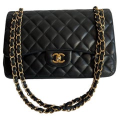 Chanel Classic Flap Jumbo in pelle di agnello nera con doppia patta e finiture in oro