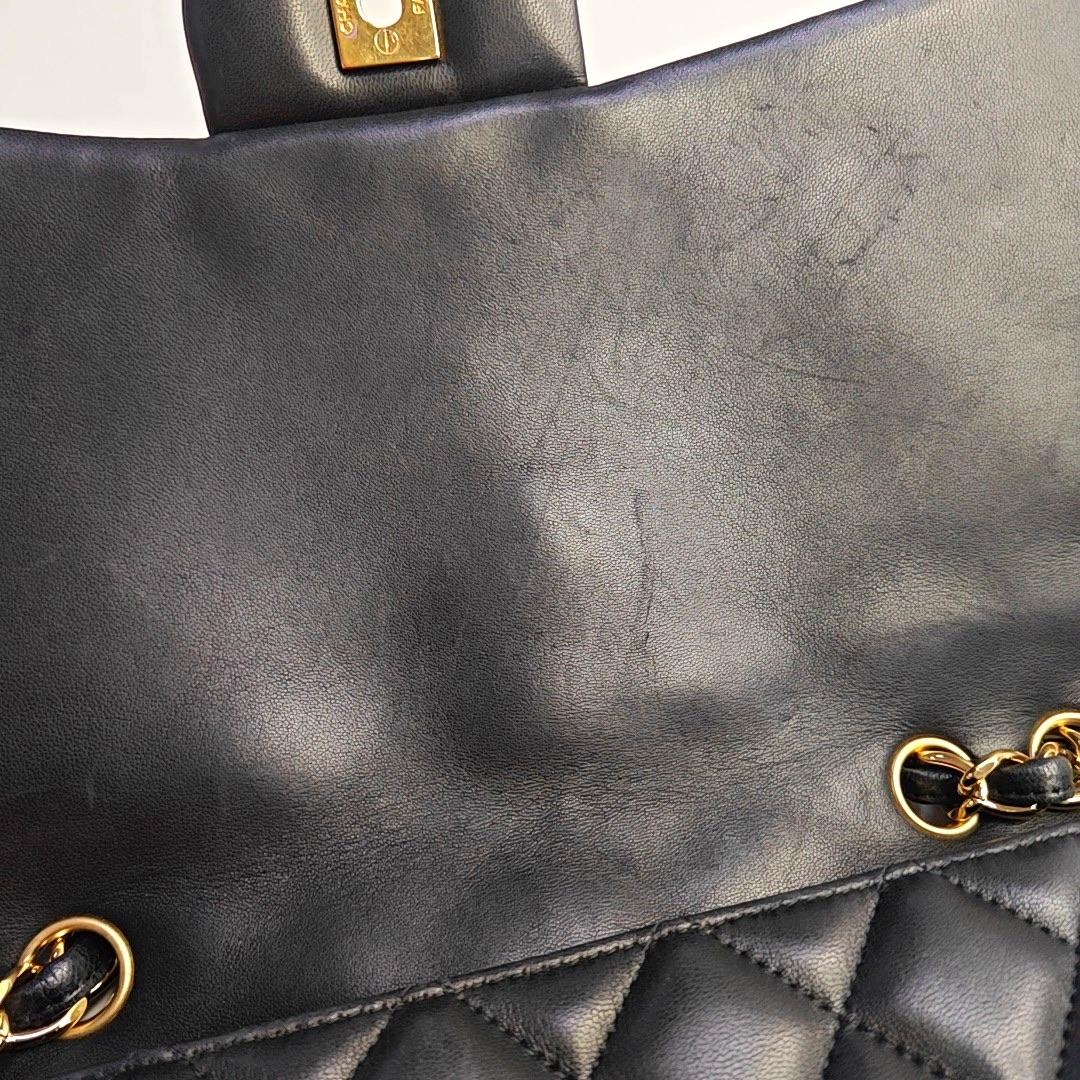 Chanel Classic Flap Jumbo Schwarzes Lammfell Leder Einzelne Klappe Gold Hardware 2009 im Angebot 6