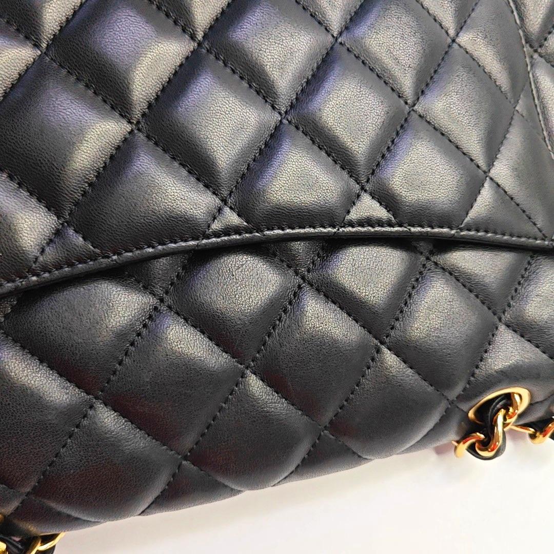 Chanel Classic Flap Jumbo Schwarzes Lammfell Leder Einzelne Klappe Gold Hardware 2009 im Angebot 9