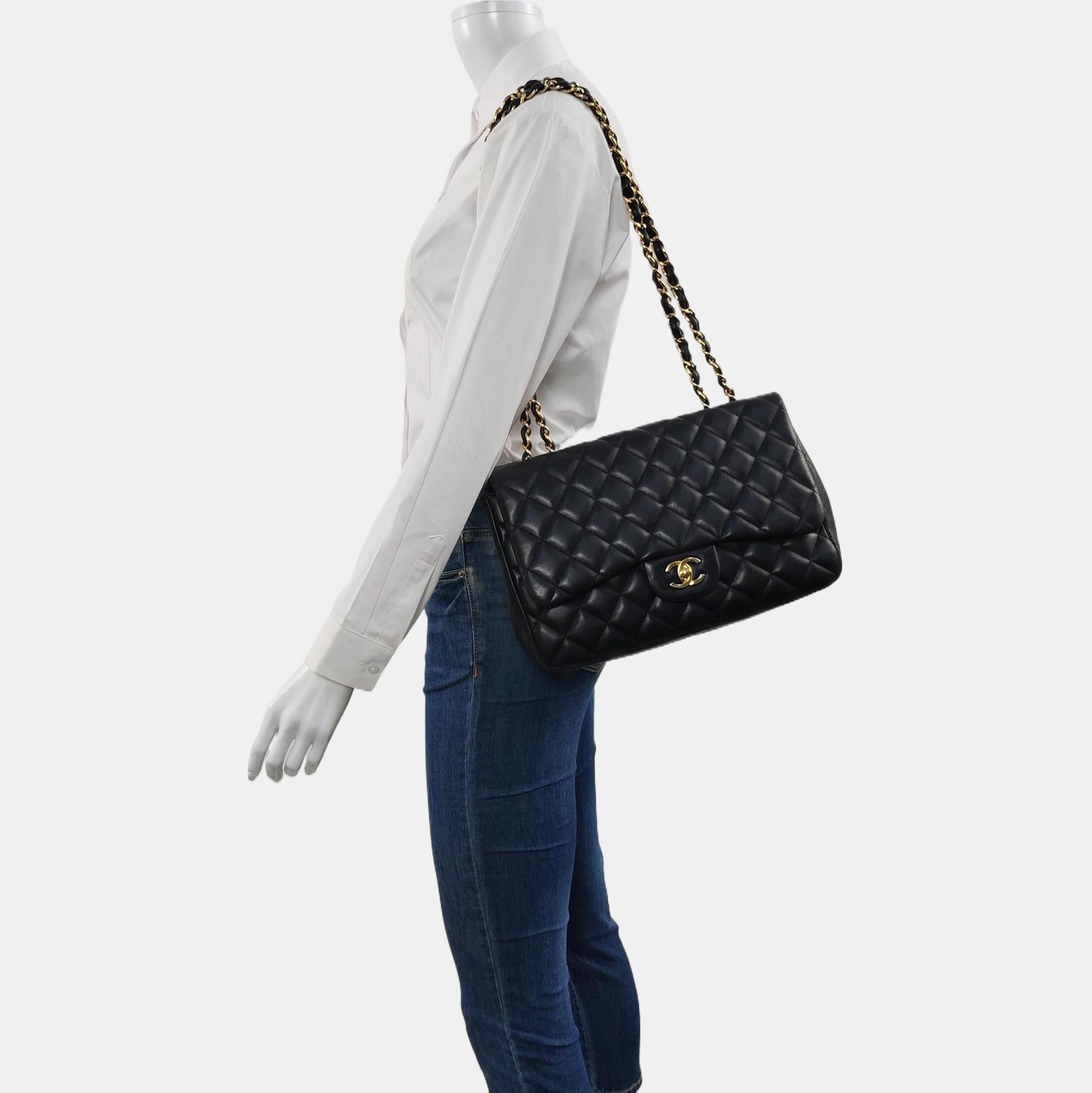 Chanel Classic Flap Jumbo Schwarzes Lammfell Leder Einzelne Klappe Gold Hardware 2009-2010
Dies sind professionelle Fotos der tatsächlich von Luxbags angebotenen Tasche.
Genießen Sie den Luxus mit dieser zeitlosen Chanel Classic Jumbo/Large Flap