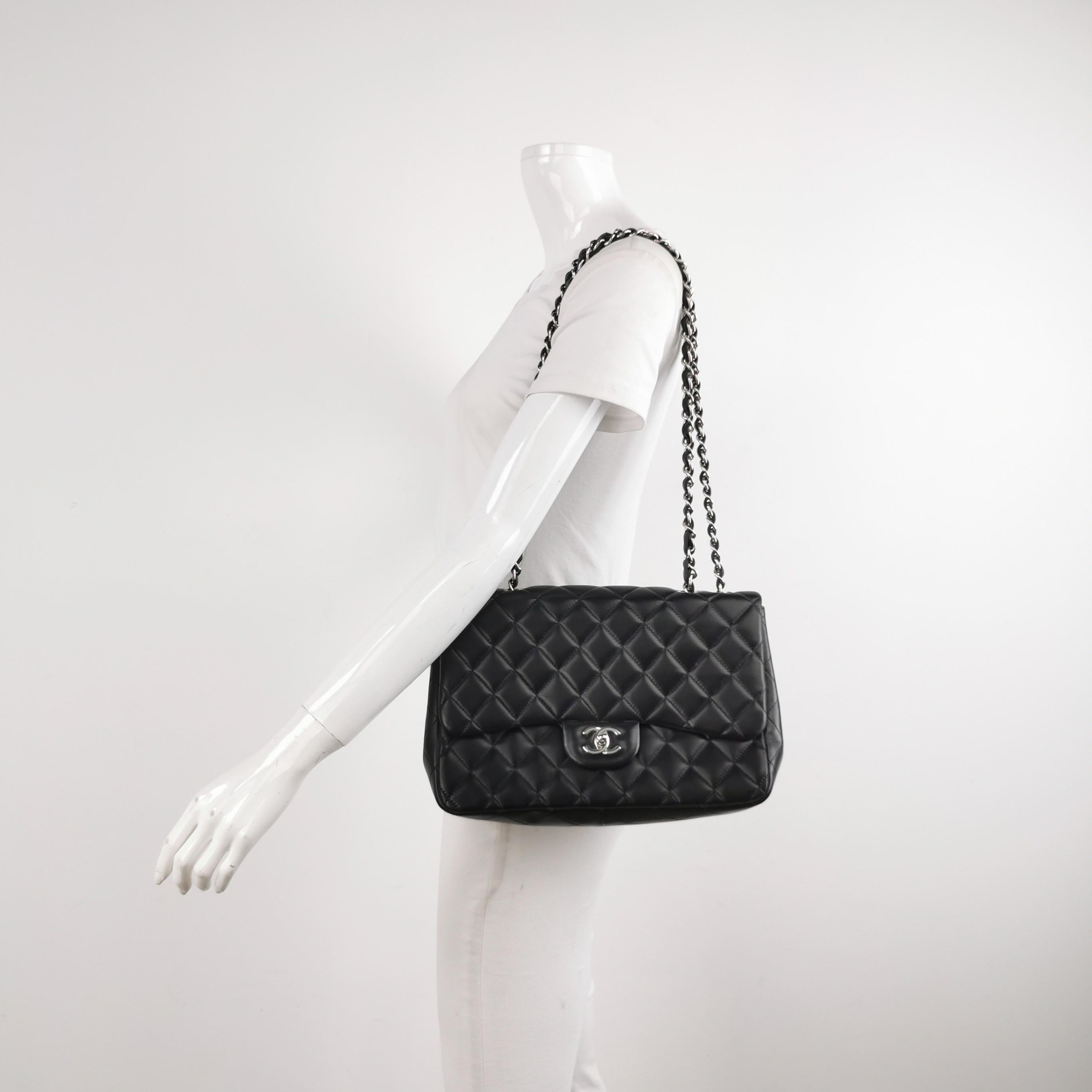 Embrace luxury with this timeless Chanel Classic Jumbo/Large Flap bag crafted in a luxurious black leather and finished with silver hardware. 


CONDITION: VERY GOOD 

Light creases on the bottom and light scratches on the back of the bag and the