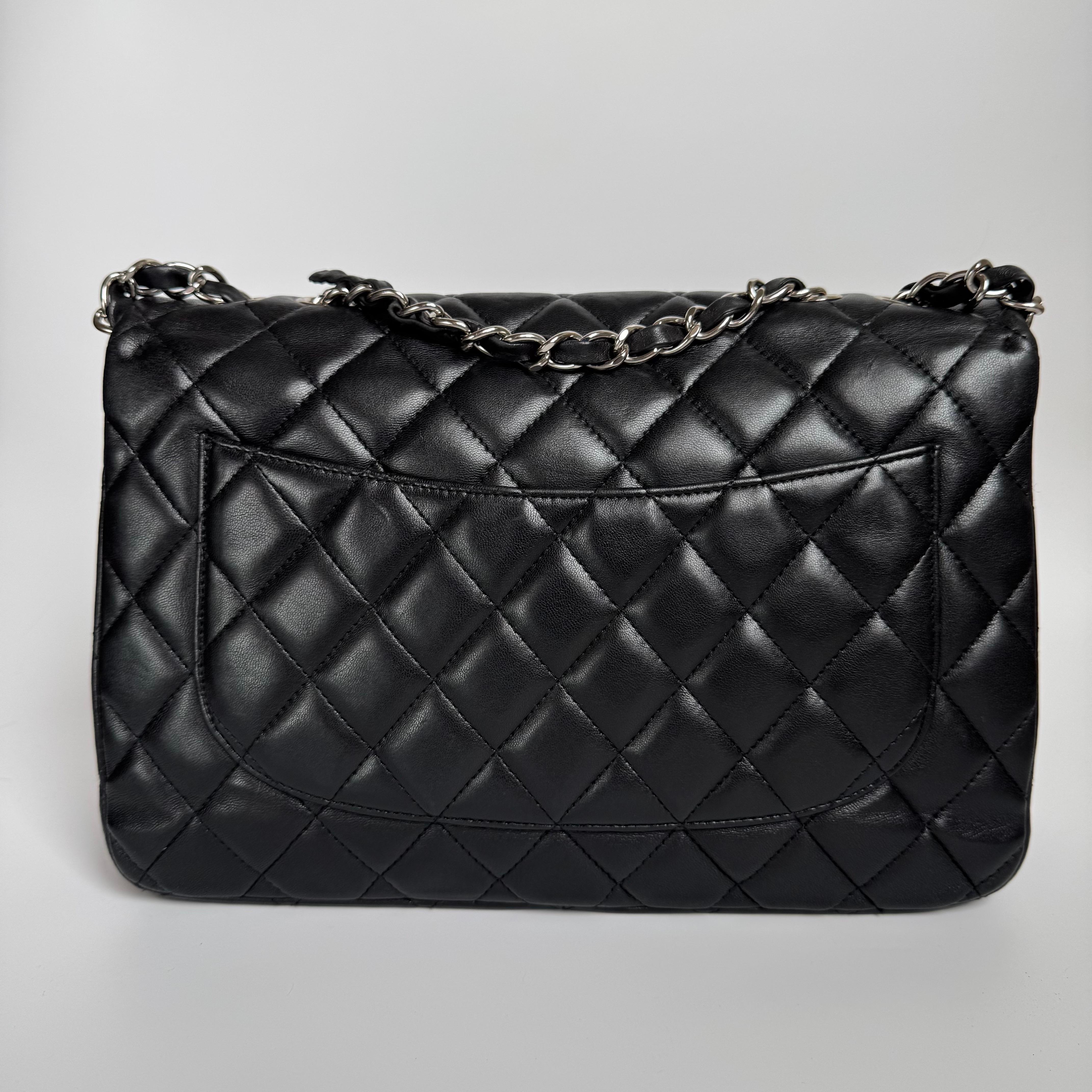 Chanel Classic Flap Jumbo Black Lambskin Leather Single Flap with Silver Hardwar In Good Condition For Sale In AUBERVILLIERS, FR