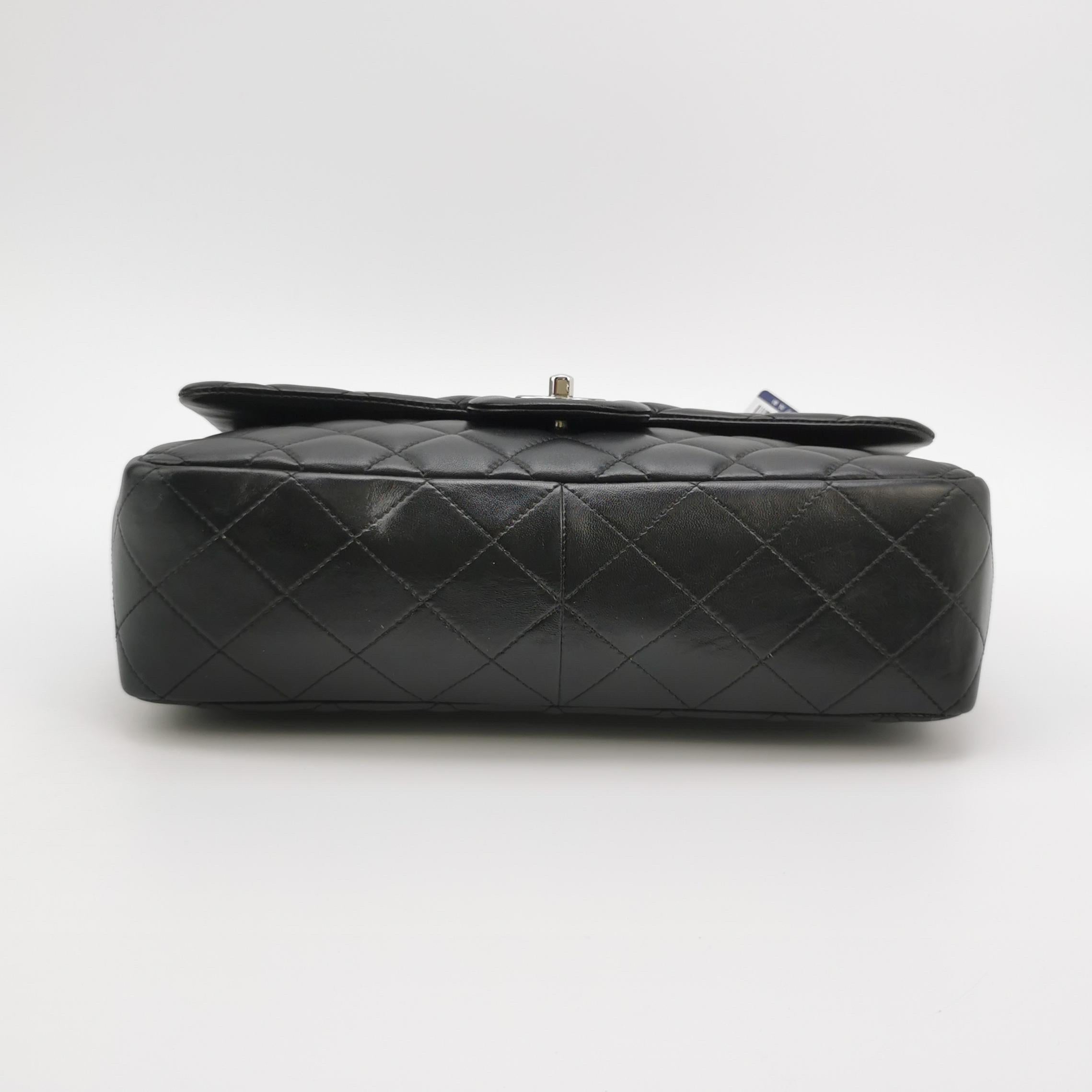 Chanel Classic Flap Jumbo Black Lambskin Leather Single Flap with Silver Hardwar In Good Condition For Sale In AUBERVILLIERS, FR