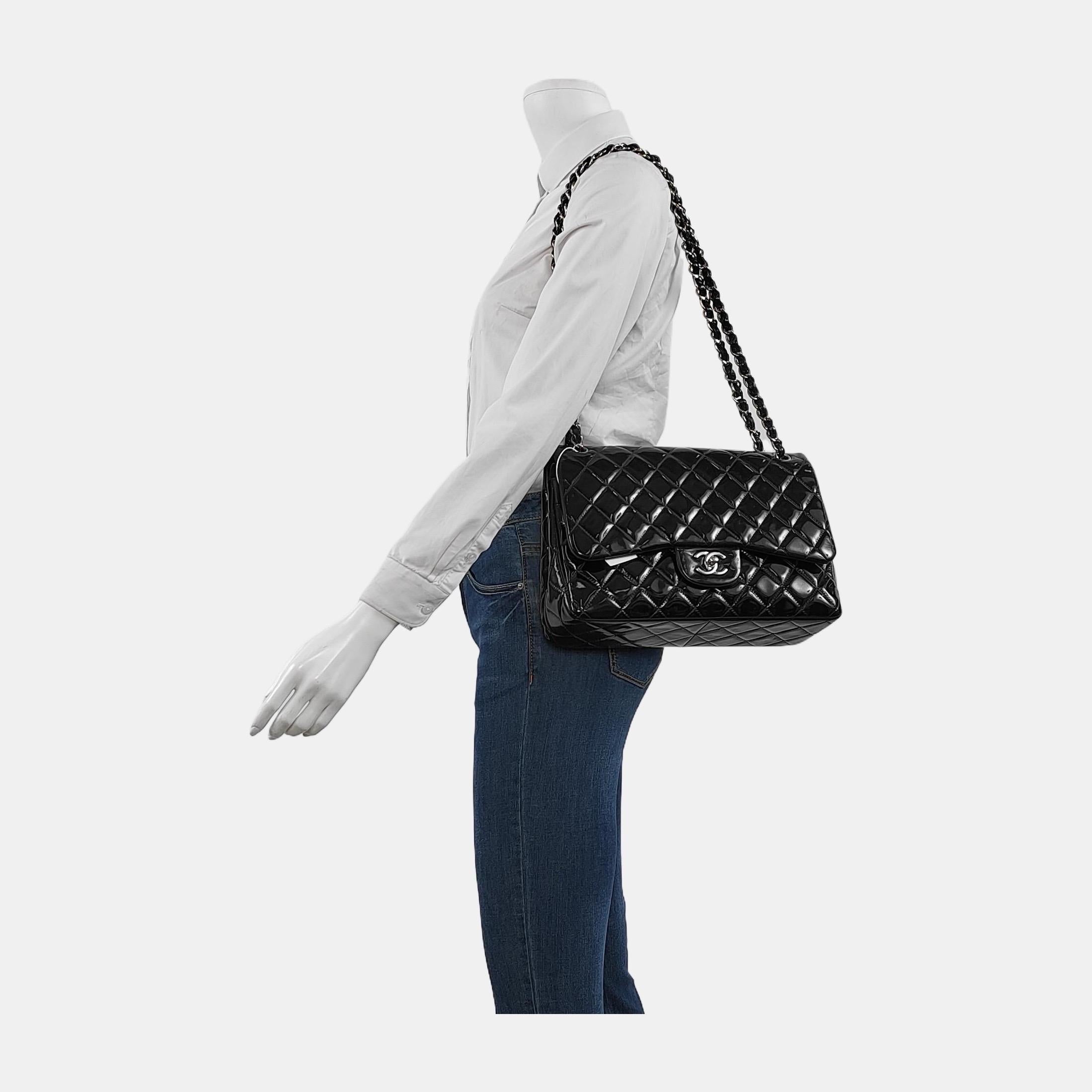 Embrassez le luxe avec ce sac intemporel Chanel Classic Jumbo/Large Flap, confectionné dans un luxueux cuir noir et orné de ferrures argentées. 



ÉTAT : TRÈS BON 

Légers plis sur le fond et légères rayures sur le dos du sac et à l'intérieur.
