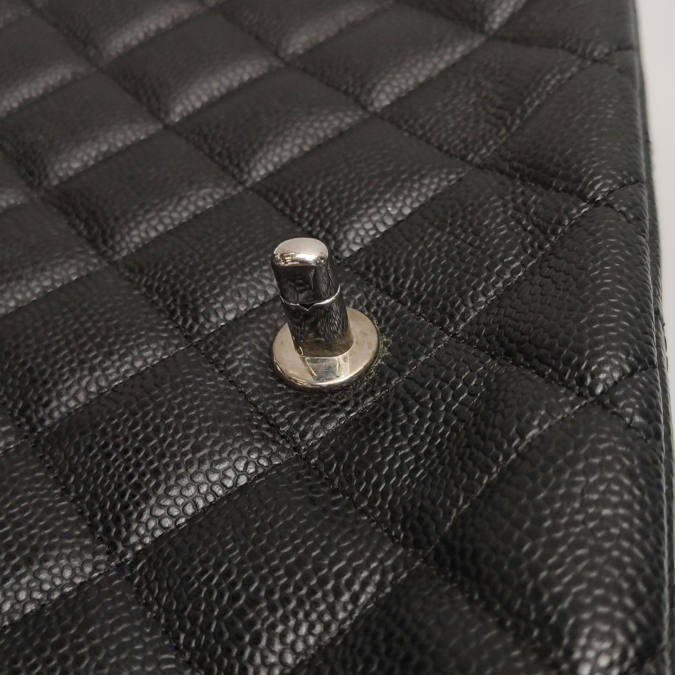 Chanel Classic Leather Jumbo Caviar Leather Single Flap Silver Hardware 2006-08 en vente 7