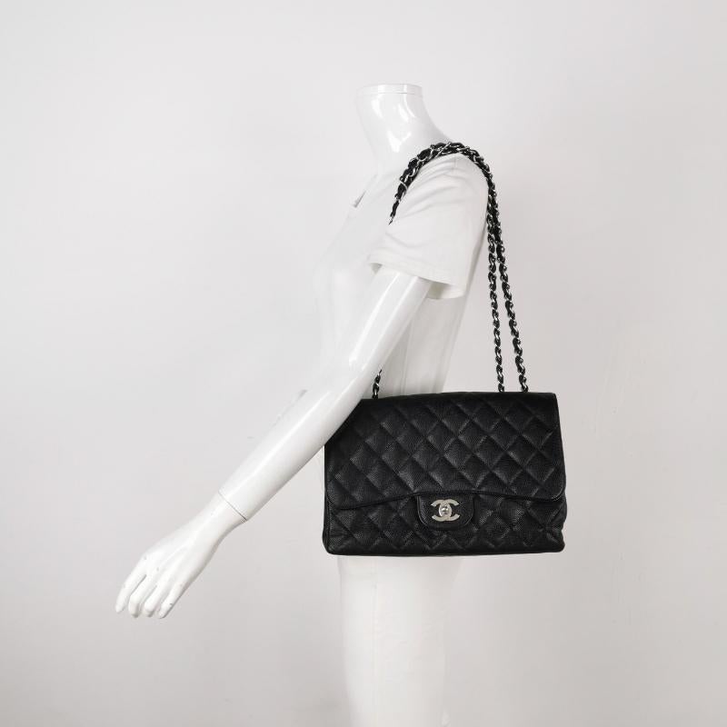 Chanel Classic Flap Jumbo Black Caviar Leather Single Flap Silver Hardware 2006-08
Il s'agit de photos professionnelles du sac offert par Luxbags.
Embrassez le luxe avec ce sac intemporel Chanel Classic Jumbo/Large Flap, réalisé en cuir noir Caviar