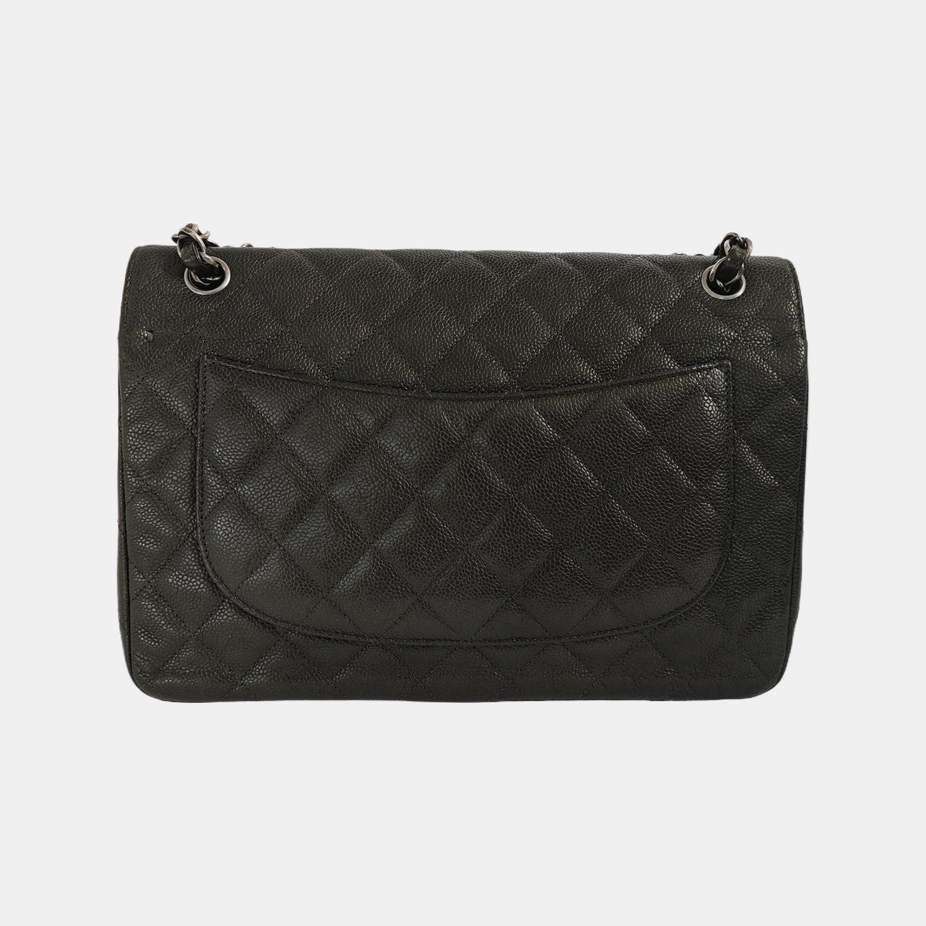 Diese zeitlose Chanel Classic Jumbo/Large Flap Tasche ist aus kratzfestem Kaviar-Leder gefertigt und mit schimmernden Silberbeschlägen versehen. 

ZUSTAND: AUSGEZEICHNET

Diese gebrauchte authentische Chanel CF Jumbo ist in sehr gutem Zustand mit