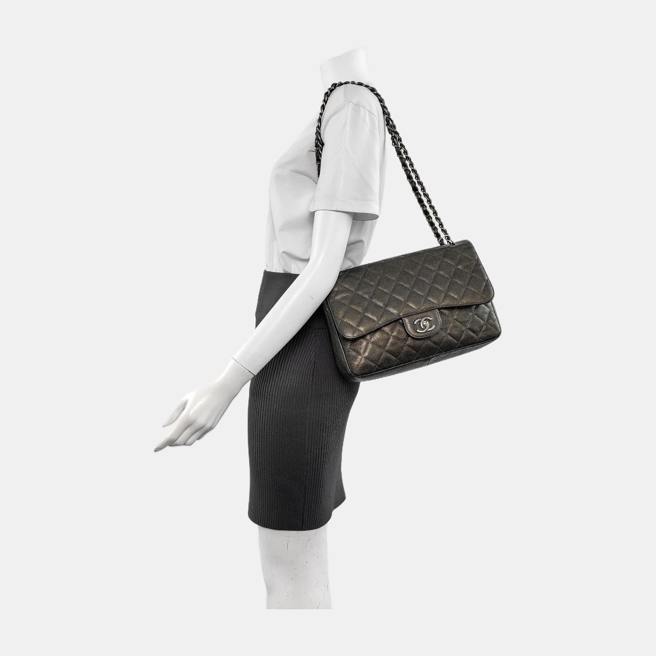 Chanel Classic Flap Jumbo Dunkelgrünes Kaviarleder Doppelte Klappe Silberne Hardwa im Zustand „Gut“ im Angebot in AUBERVILLIERS, FR