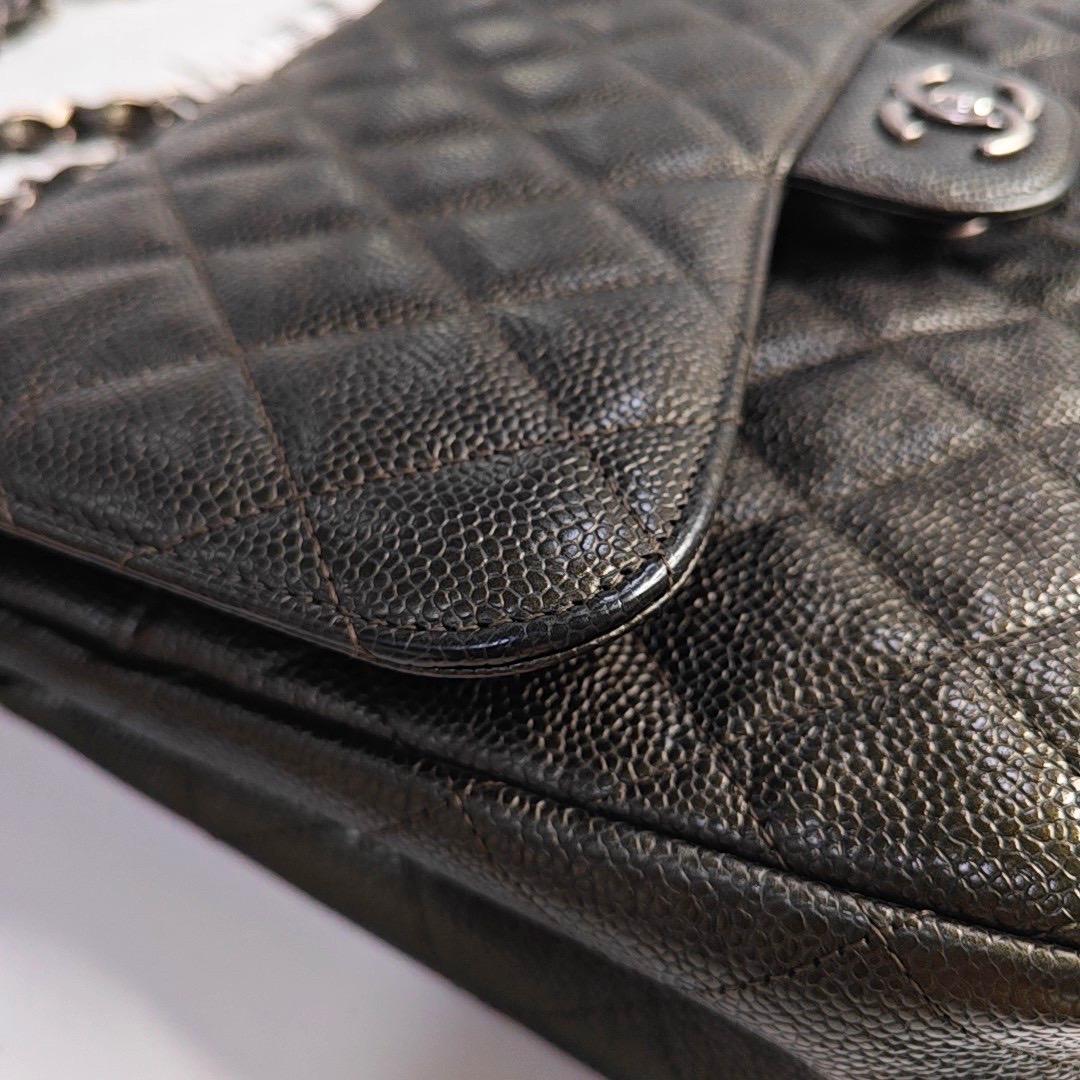 Chanel Classic Flap Jumbo Dunkelgrünes Kaviarleder Doppelte Klappe Silberne Hardwa im Angebot 2